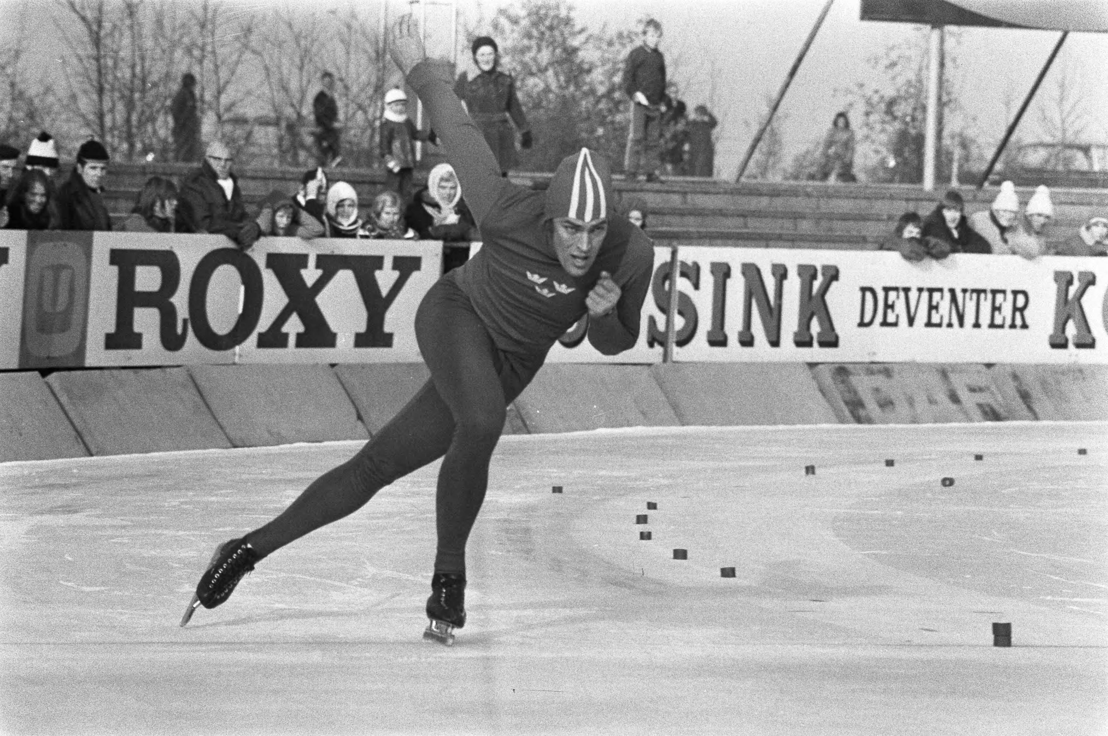 IJsselcup schaatswedstrijden Deventer — IJsselcup schaatswedstrijden Deventer [Ard Schenk] — Foto: Fotograaf Onbekend / Anefo. Licentie: Set B: Rechtenvrij / Publiek Domein. Bron: Nationaal Archief. http://hdl.handle.net/10648/abd81144-d0b4-102d-bcf8-003048976d84