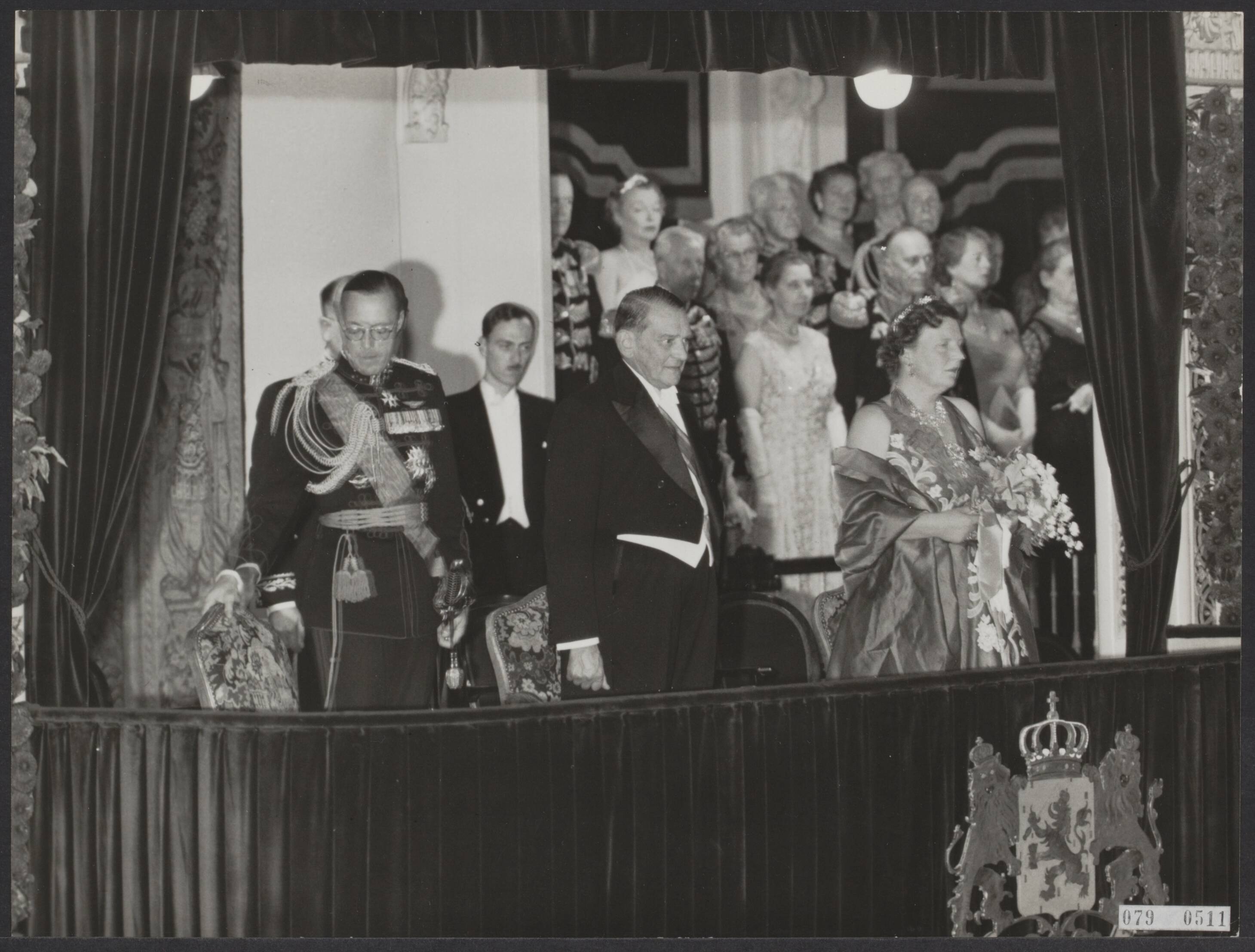 Fotocollectie Elsevier Binnenland — Staatsbezoek Franse president Coty aan Nederland. Galaconcert in het Kurhaus te Scheveningen — Foto: Bilsen, Joop van / Anefo. Licentie: Set B: Rechtenvrij / Publiek Domein. Bron: Nationaal Archief. http://hdl.handle.net/10648/ae18f78e-d0b4-102d-bcf8-003048976d84