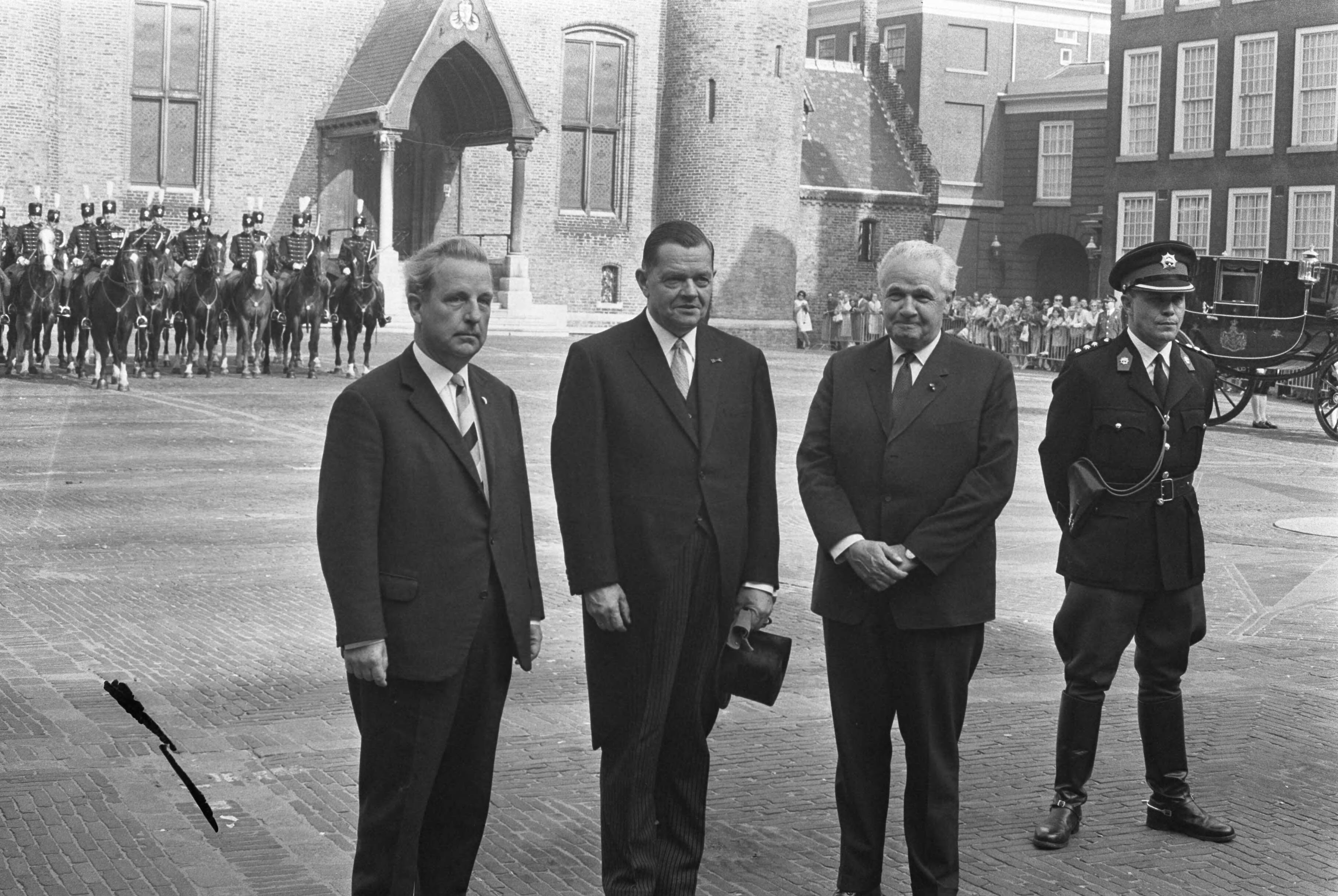 Fotocollectie Anefo — Sluitingszitting Staten Generaal , Den Haag : nr. 8,9 v.l.n.r. Van Beek KVP II-kamerlid; burgemeester van Reuzel; componist, Beernink, Van Thiel , nr. 10,11 — Foto: Verhoeff, Bert / Anefo. Licentie: Set B: Rechtenvrij / Publiek Domein. Bron: Nationaal Archief. http://hdl.handle.net/10648/ab797a58-d0b4-102d-bcf8-003048976d84