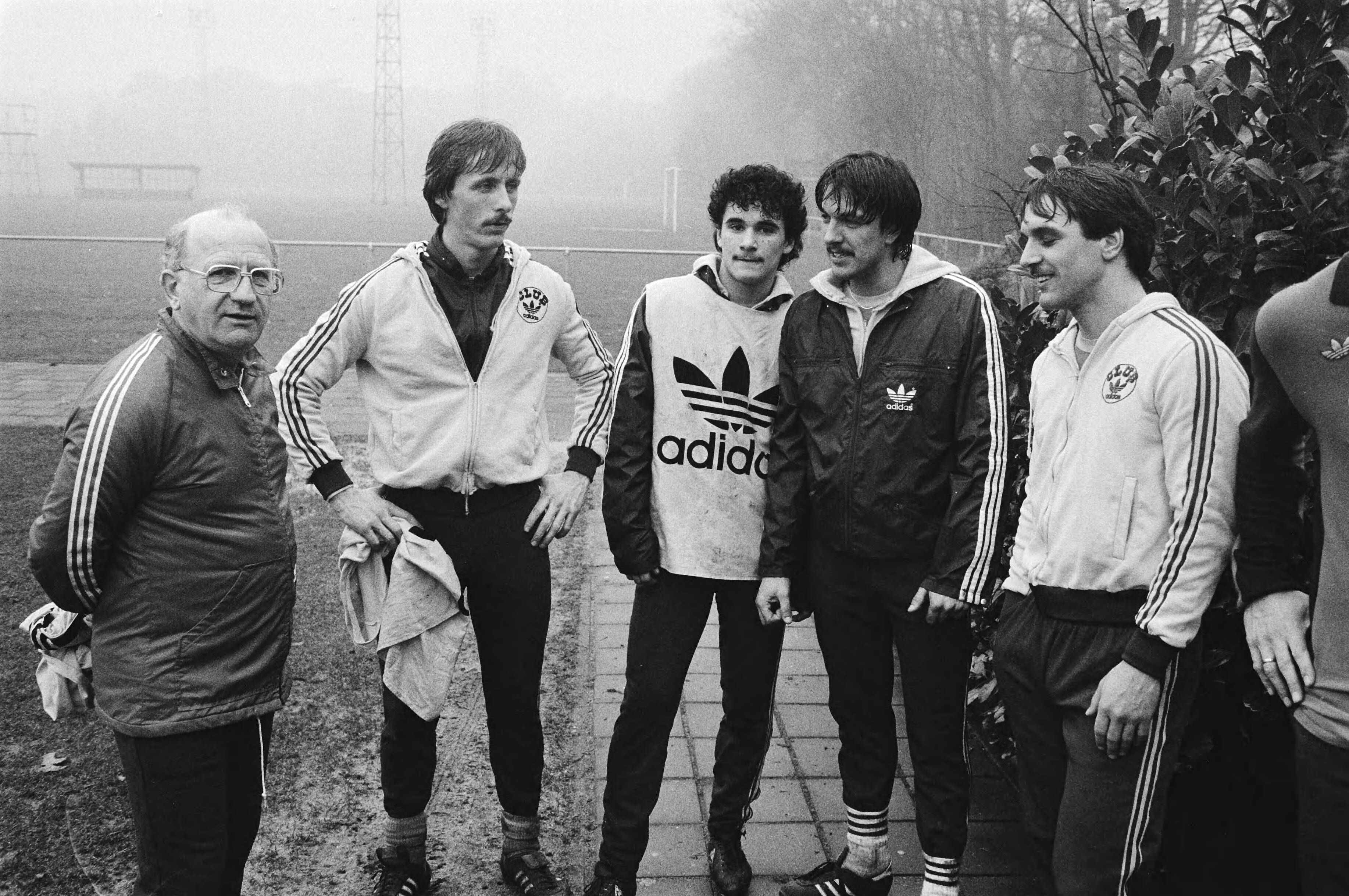 Training van het Nederlands elftal in Zeist — V.l.n.r. bondscoach Rijvers, Koolhof, Gerald Vanenburg , Ben Wijnstekers en Edo Ophof — Foto: Antonisse, Marcel / Anefo. Licentie: Set B: Rechtenvrij / Publiek Domein. Bron: Nationaal Archief. http://hdl.handle.net/10648/ad24c40c-d0b4-102d-bcf8-003048976d84