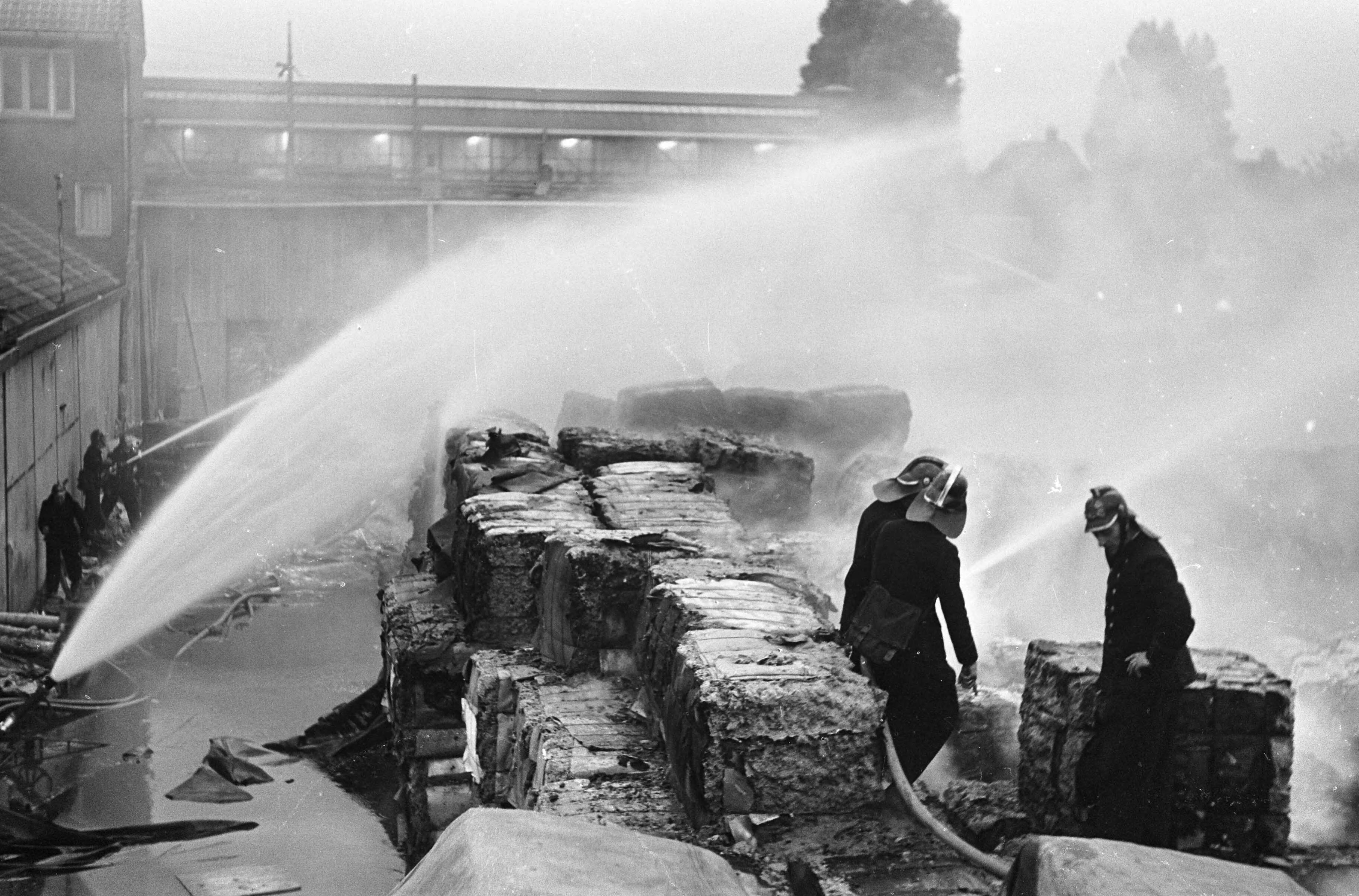 Fotocollectie Anefo — Brand in de papieropslagplaats van de N.V. Oud Papierhandel M.A. Wessels aan de Meeuwenlaan te Amsterdam-Noord, blussingswerkzaamheden — Foto: Evers, Joost / Anefo. Licentie: Set B: Rechtenvrij / Publiek Domein. Bron: Nationaal Archief. http://hdl.handle.net/10648/aab852ce-d0b4-102d-bcf8-003048976d84