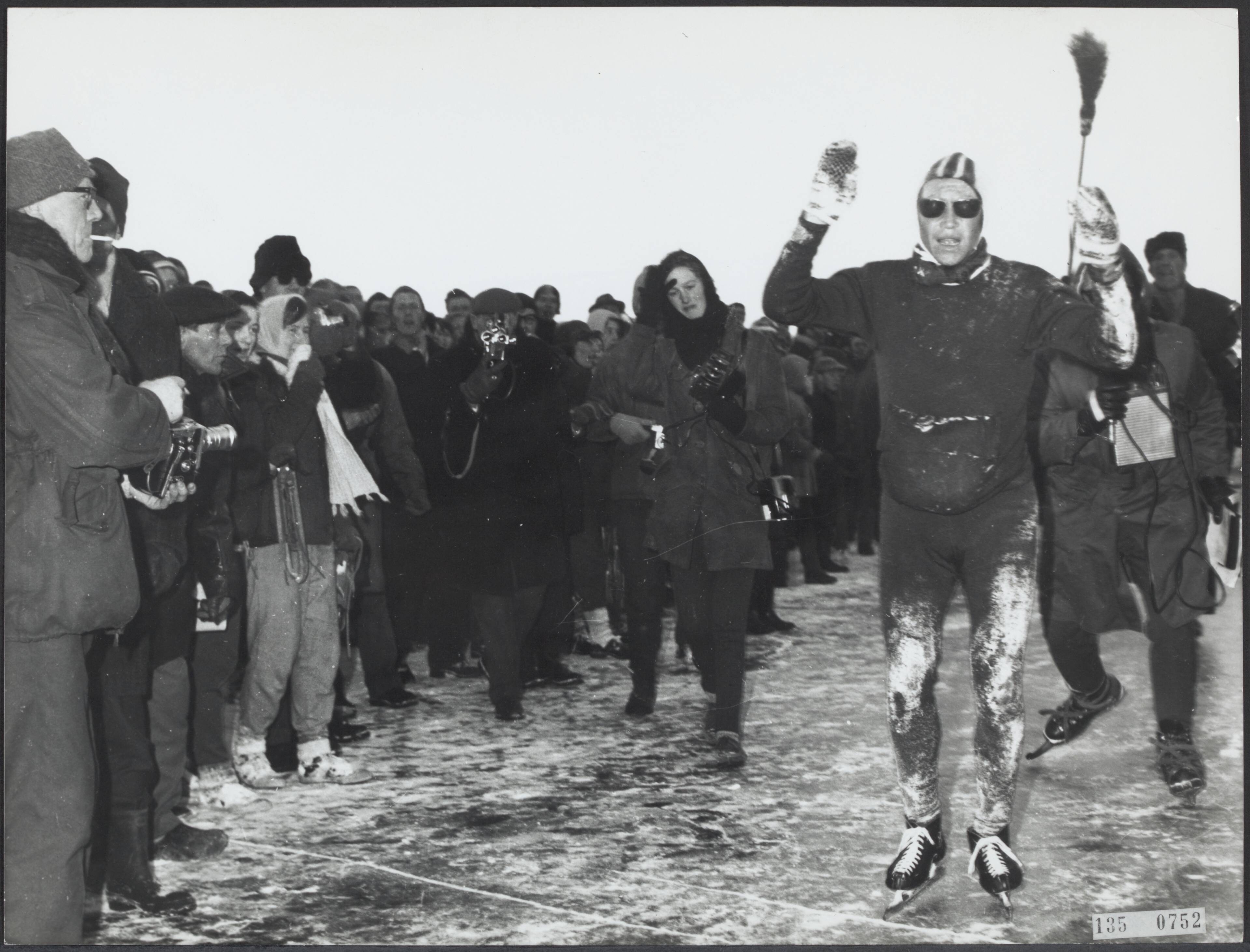 Fotocollectie Rijksvoorlichtingsdienst Eigen — Elfstedentocht 1963. Winnaar Reinier Paping passeert de finish — Foto: Fotograaf Onbekend / Anefo. Licentie: Set B: Rechtenvrij / Publiek Domein. Bron: Nationaal Archief. http://hdl.handle.net/10648/af61b28e-d0b4-102d-bcf8-003048976d84