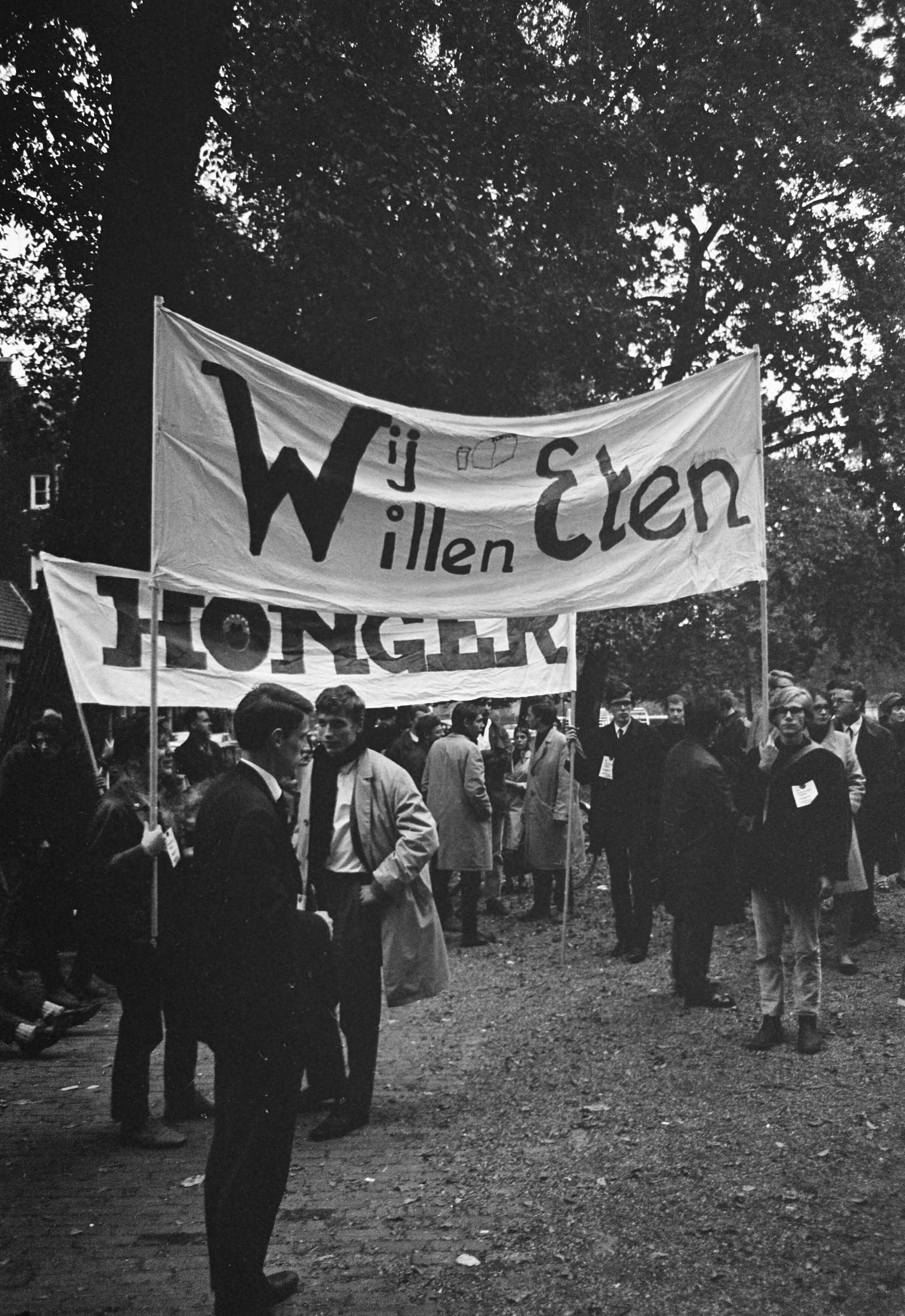 Studentendemonstratie inzake studietoelagen, optocht van Amsterdam naar Den Haag — Betogende studenten lopen met spandoeken met diversen opschriften — Foto: Fotograaf Onbekend / Anefo. Licentie: Set B: Rechtenvrij / Publiek Domein. Bron: Nationaal Archief. http://hdl.handle.net/10648/aafe2d76-d0b4-102d-bcf8-003048976d84