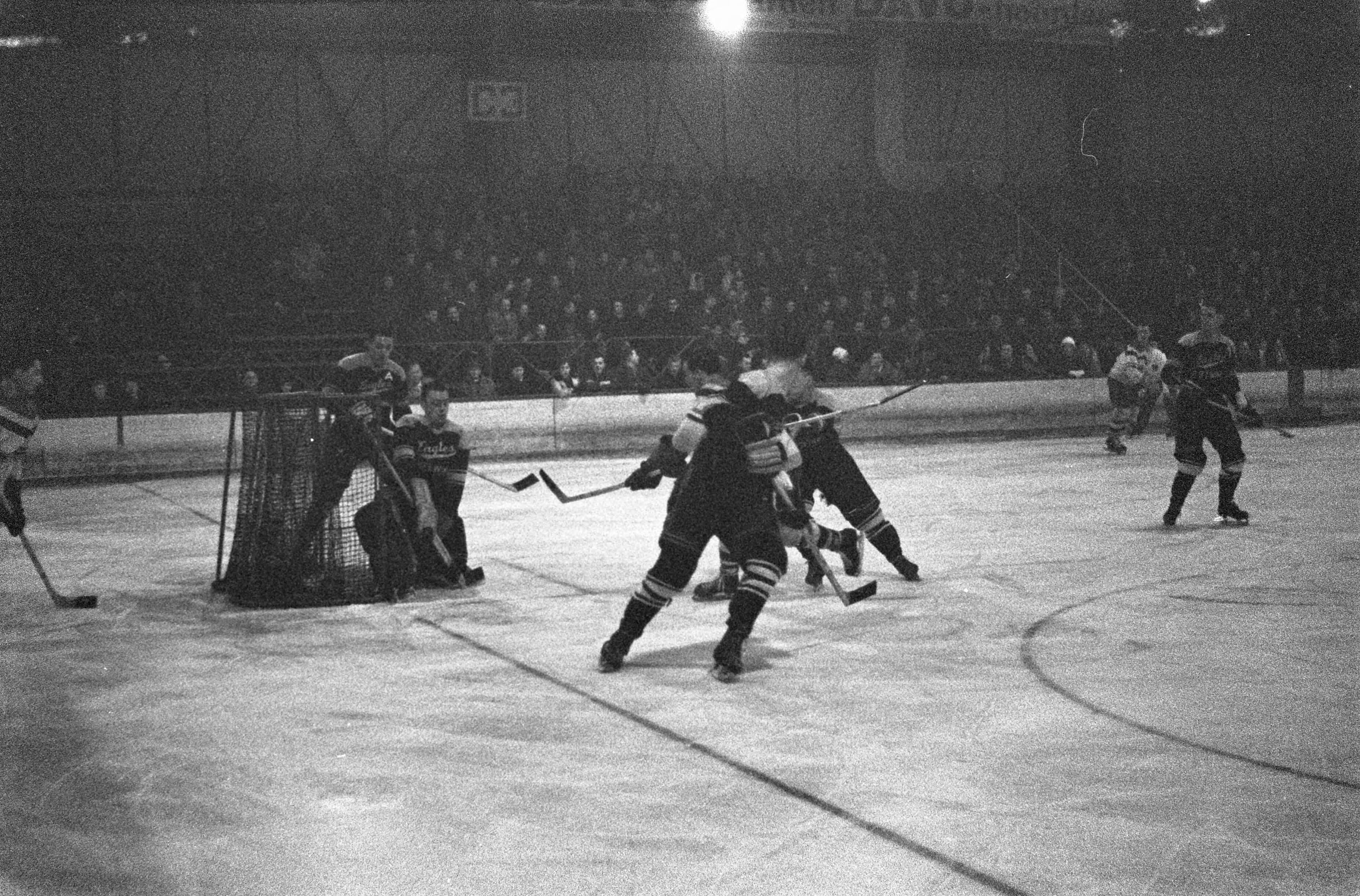 Fotocollectie Anefo — IJshockey. HIJS HOKIJK (HHIJC) Den Haag tegen een Canadees legerteam "Eagles" uit Frankrijk in Den Haag (8-8). Spelmoment — Foto: Pot, Harry / Anefo. Licentie: Set B: Rechtenvrij / Publiek Domein. Bron: Nationaal Archief. http://hdl.handle.net/10648/a9c609ec-d0b4-102d-bcf8-003048976d84