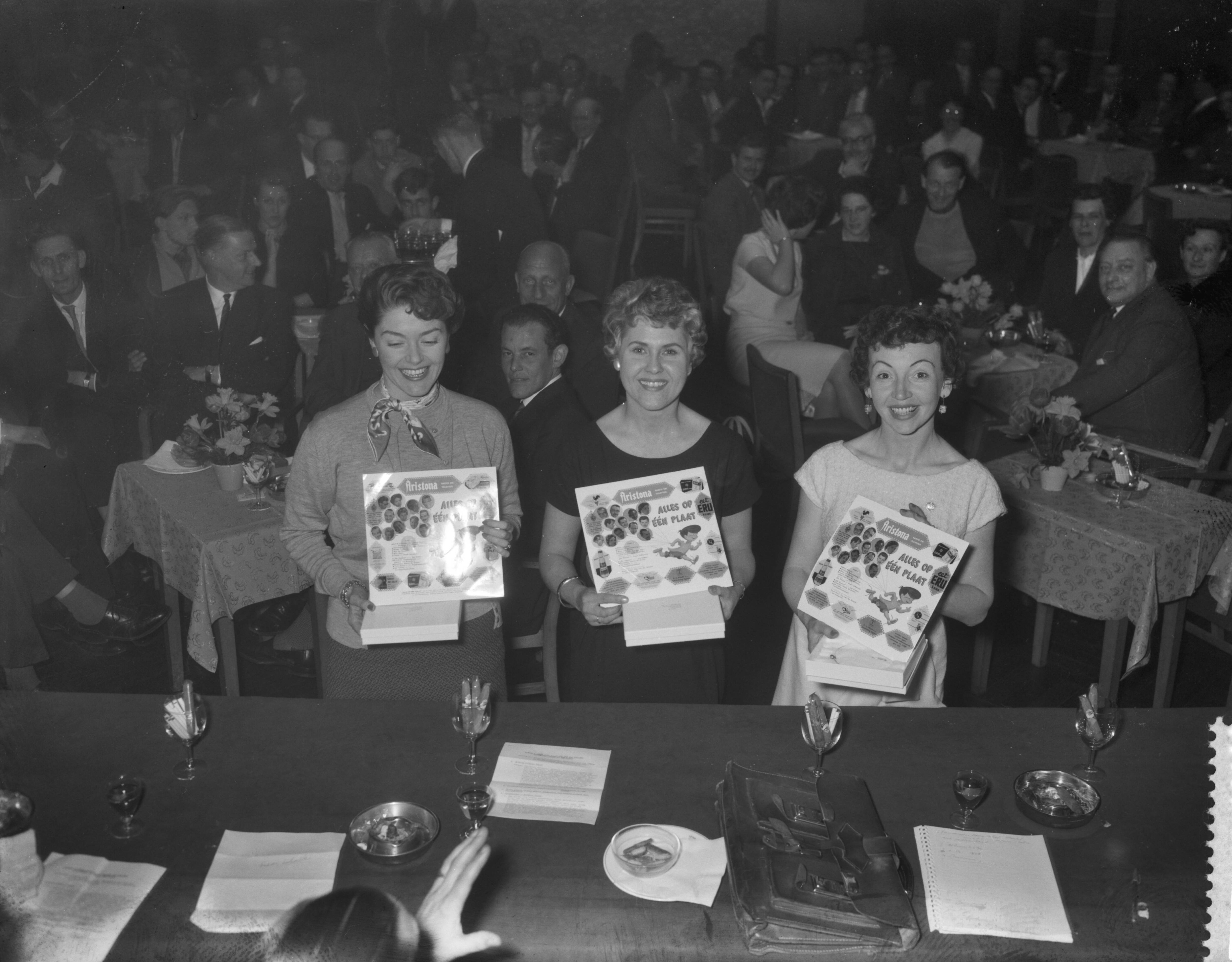 Fotocollectie Anefo — In de handel brengen van de "Alles op een plaat van Alles op een kaart" langspeelplaat, v.l.n.r. Teddy Scholten Rita Reys en Nel Van Deursen , die elk een plaat ontvingen — Foto: Noske, J.D. / Anefo. Licentie: Set B: Rechtenvrij / Publiek Domein. Bron: Nationaal Archief. http://hdl.handle.net/10648/a99134ec-d0b4-102d-bcf8-003048976d84