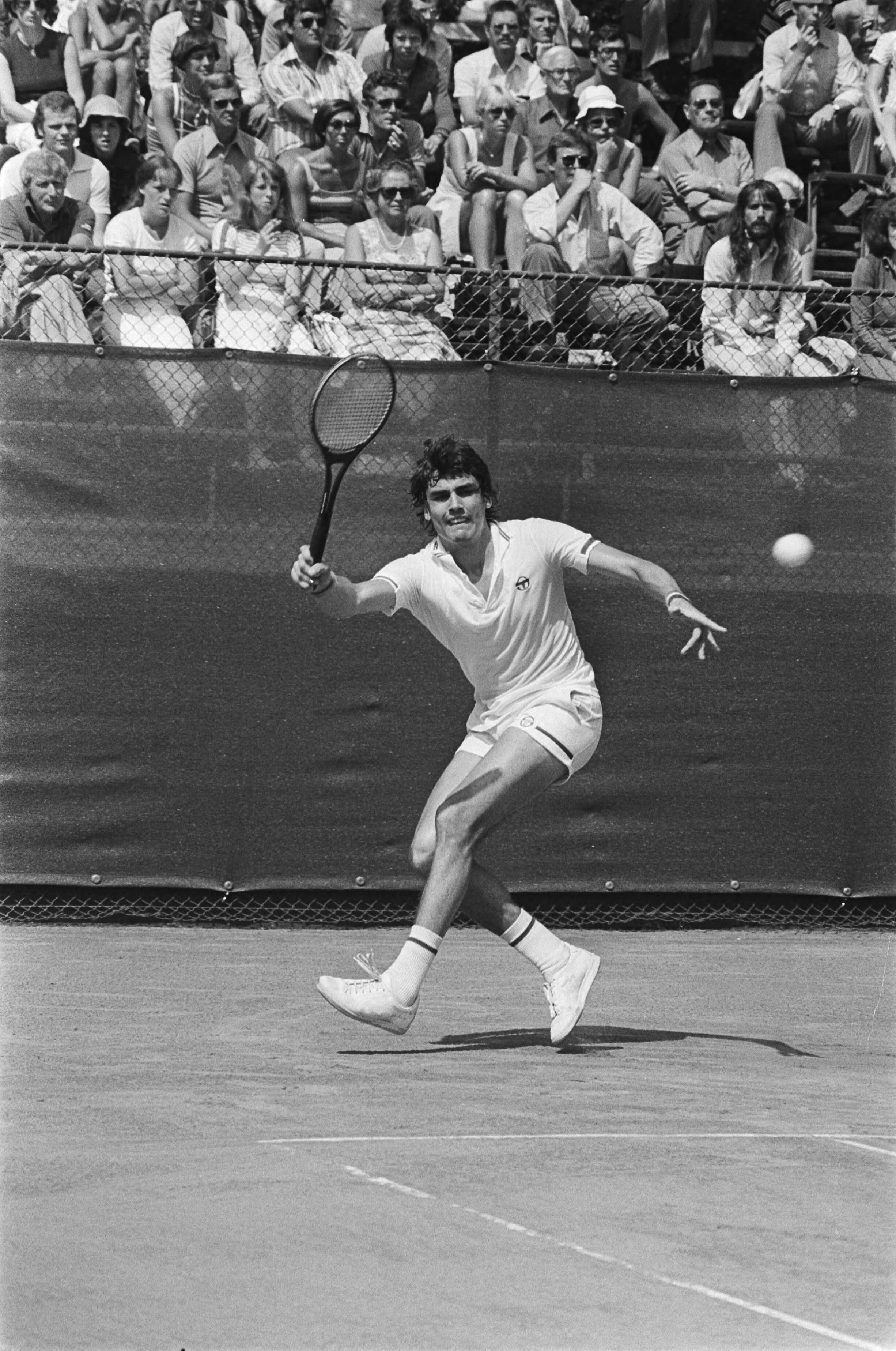 Fotocollectie Anefo — Internationale tennistoernooi Melkhuisje in Hilversum; Pecei in actie (tegen Sanders) — Foto: Verhoeff, Bert / Anefo. Licentie: Set B: Rechtenvrij / Publiek Domein. Bron: Nationaal Archief. http://hdl.handle.net/10648/ac9f592a-d0b4-102d-bcf8-003048976d84