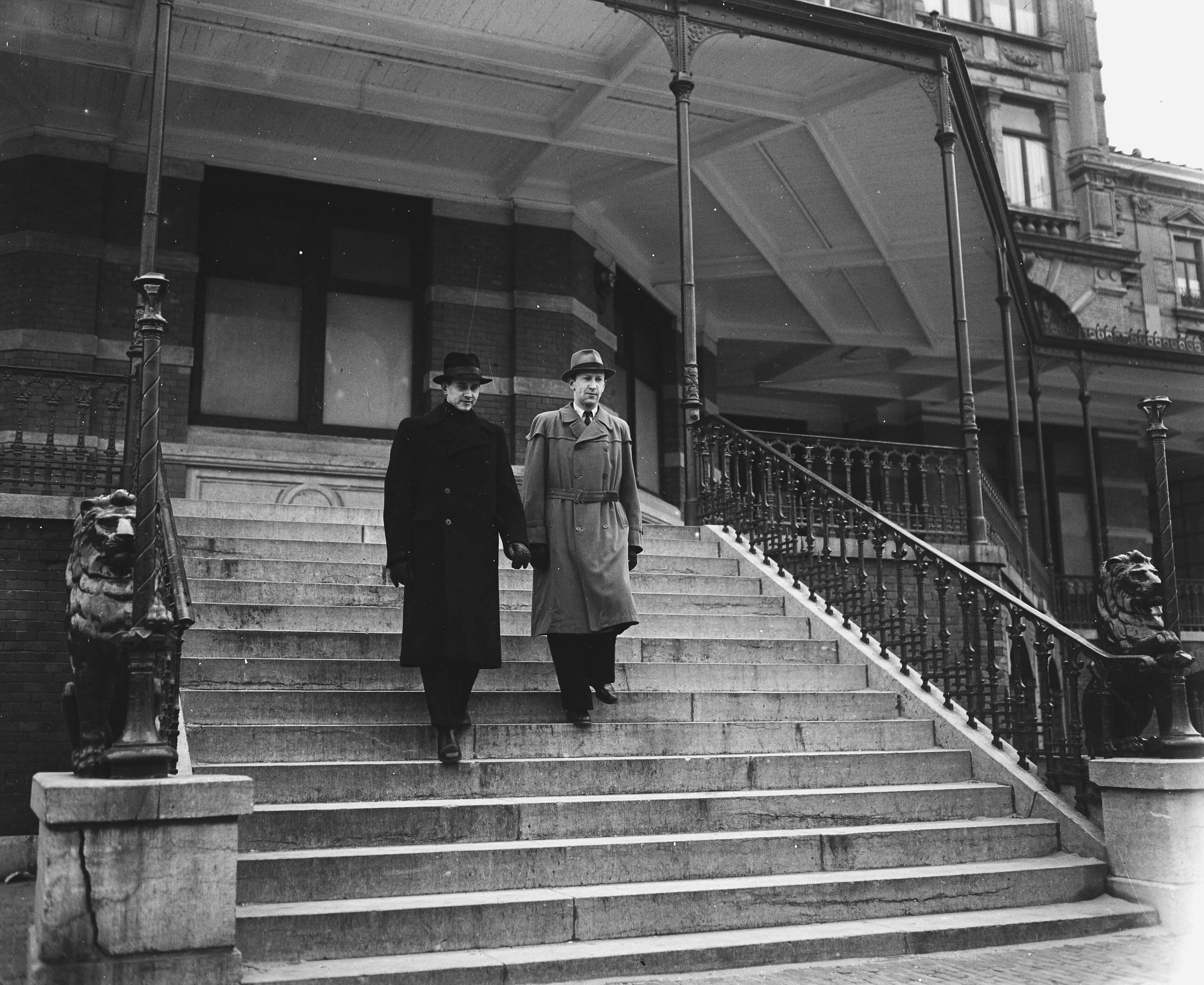 Fotocollectie Anefo — Wereldkampioenschappen schaken te Den Haag. Smyslov en Keres op trap Kurhaus — Foto: Snikkers, Anton / Anefo. Licentie: Set B: Rechtenvrij / Publiek Domein. Bron: Nationaal Archief. http://hdl.handle.net/10648/a8b2edf4-d0b4-102d-bcf8-003048976d84