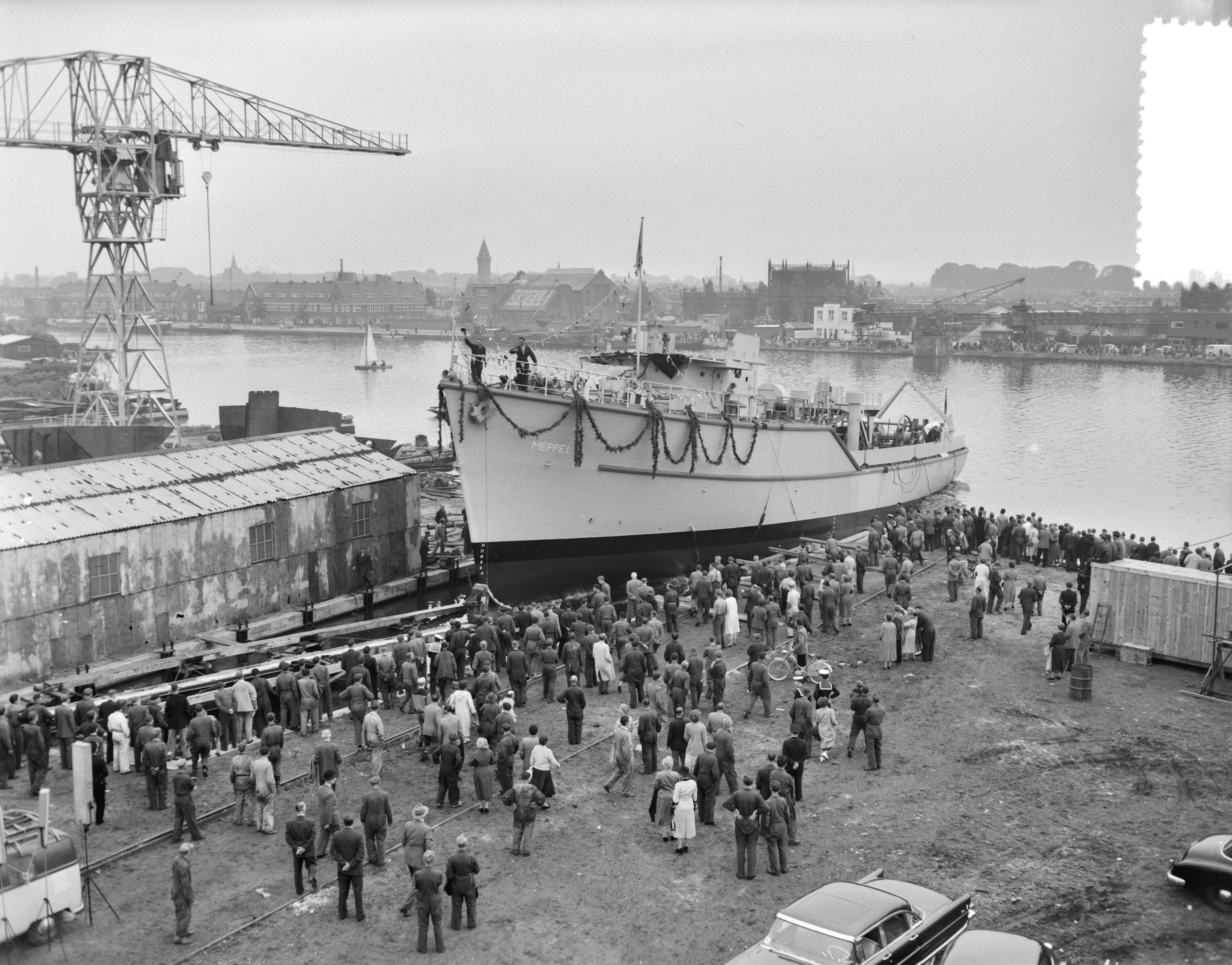 Fotocollectie Anefo — Tewaterlating mijnenveger Hr. Ms. "Meppel" bij Haarlemse Scheepsbouwmaatschappij — Foto: Rossem, Wim van / Anefo. Licentie: Set B: Rechtenvrij / Publiek Domein. Bron: Nationaal Archief. http://hdl.handle.net/10648/a94c1d6c-d0b4-102d-bcf8-003048976d84