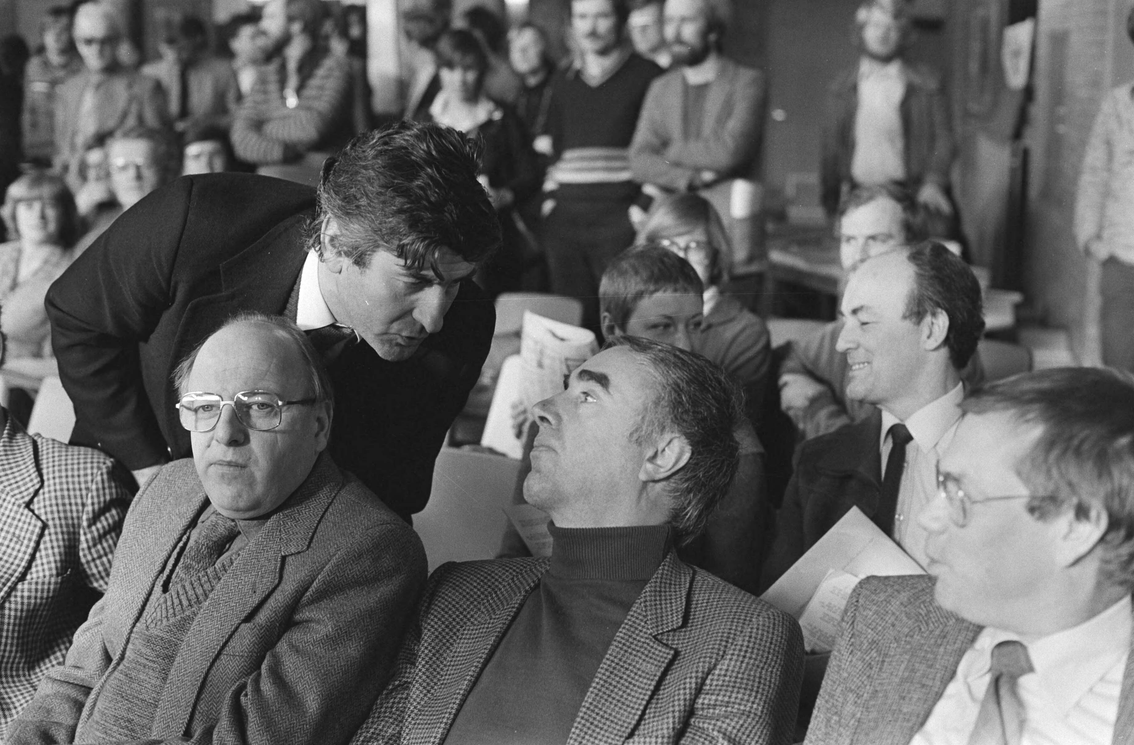 Fotocollectie Anefo — Congres "Niet bij brood allen" door CDA-werkgroep Utrecht CDA-fractieleider Lubbers in gesprek met Hans de Boer ( rechts achter Aantjes — Foto: Bogaerts, Rob / Anefo. Licentie: Set B: Rechtenvrij / Publiek Domein. Bron: Nationaal Archief. http://hdl.handle.net/10648/aced1f34-d0b4-102d-bcf8-003048976d84