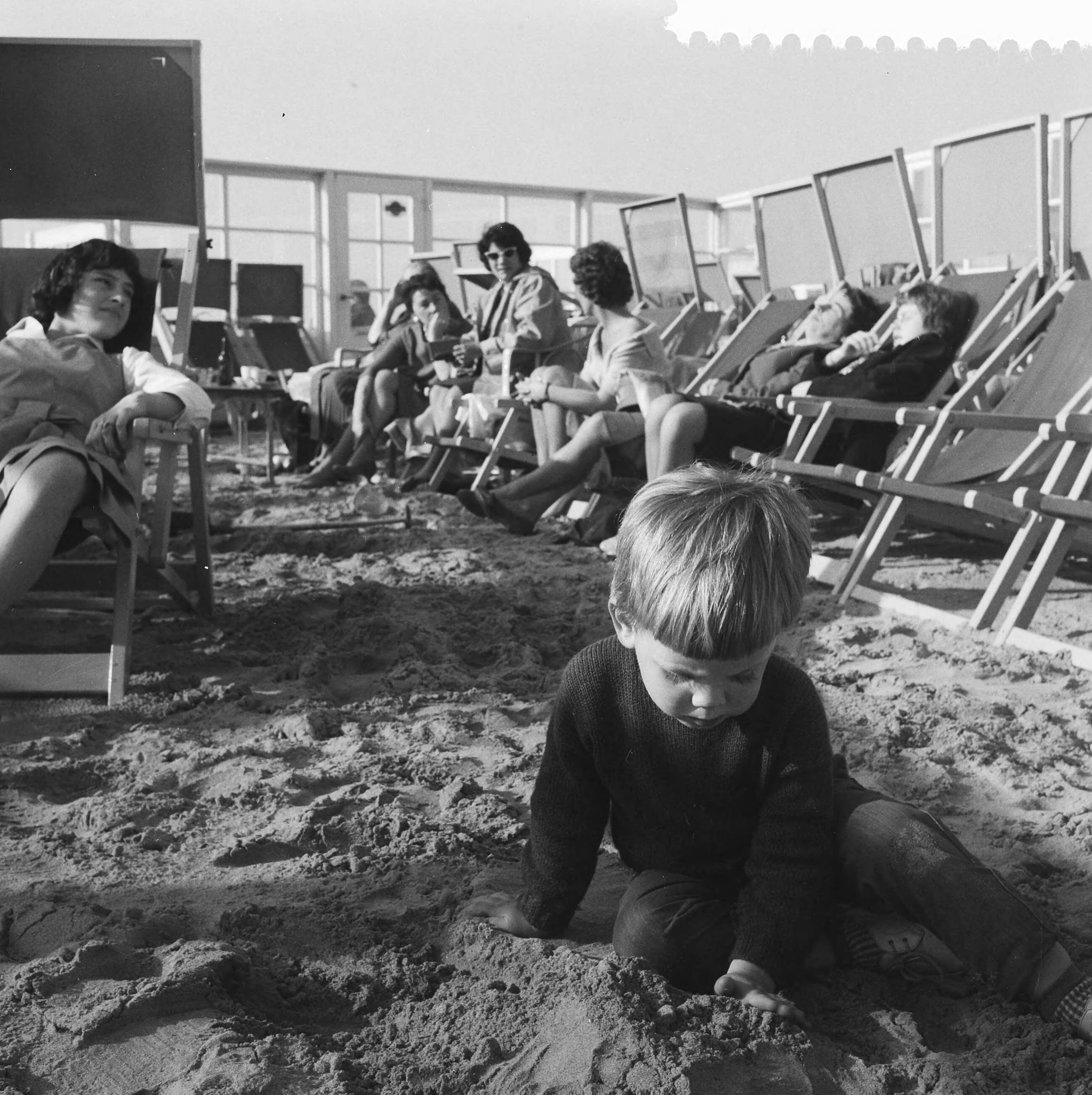 Fotocollectie Anefo — Drukte op het strand te Zandvoort — Foto: Lindeboom, Henk / Anefo. Licentie: Set B: Rechtenvrij / Publiek Domein. Bron: Nationaal Archief. http://hdl.handle.net/10648/a9aa0cd8-d0b4-102d-bcf8-003048976d84
