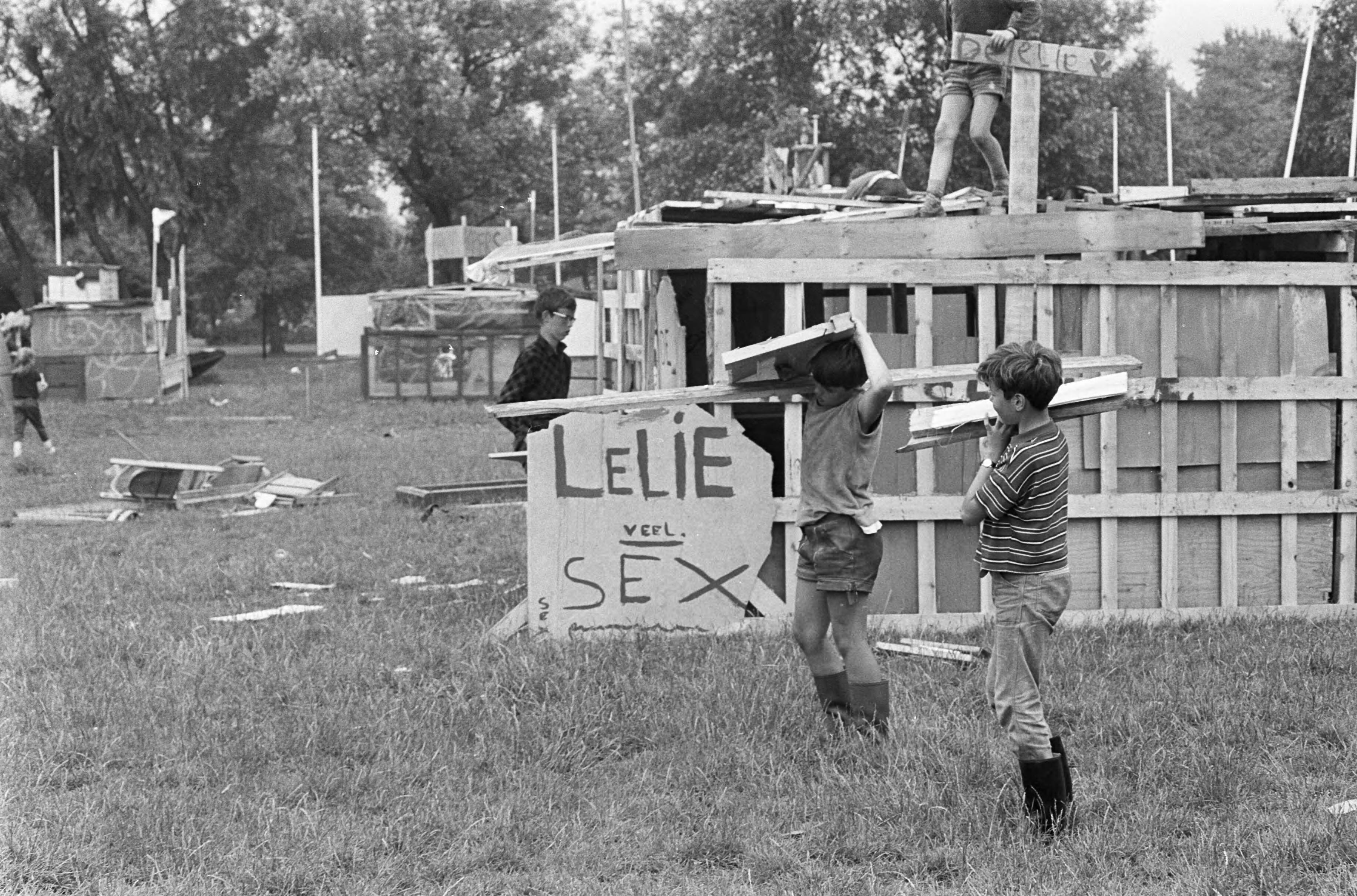 Fotocollectie Anefo — Jeugd Den Haag bouwt Olympisch Dorp. De nachtclub van Olympisch Dorp — Foto: Kroon, Ron / Anefo. Licentie: Set B: Rechtenvrij / Publiek Domein. Bron: Nationaal Archief. http://hdl.handle.net/10648/ab46afc4-d0b4-102d-bcf8-003048976d84