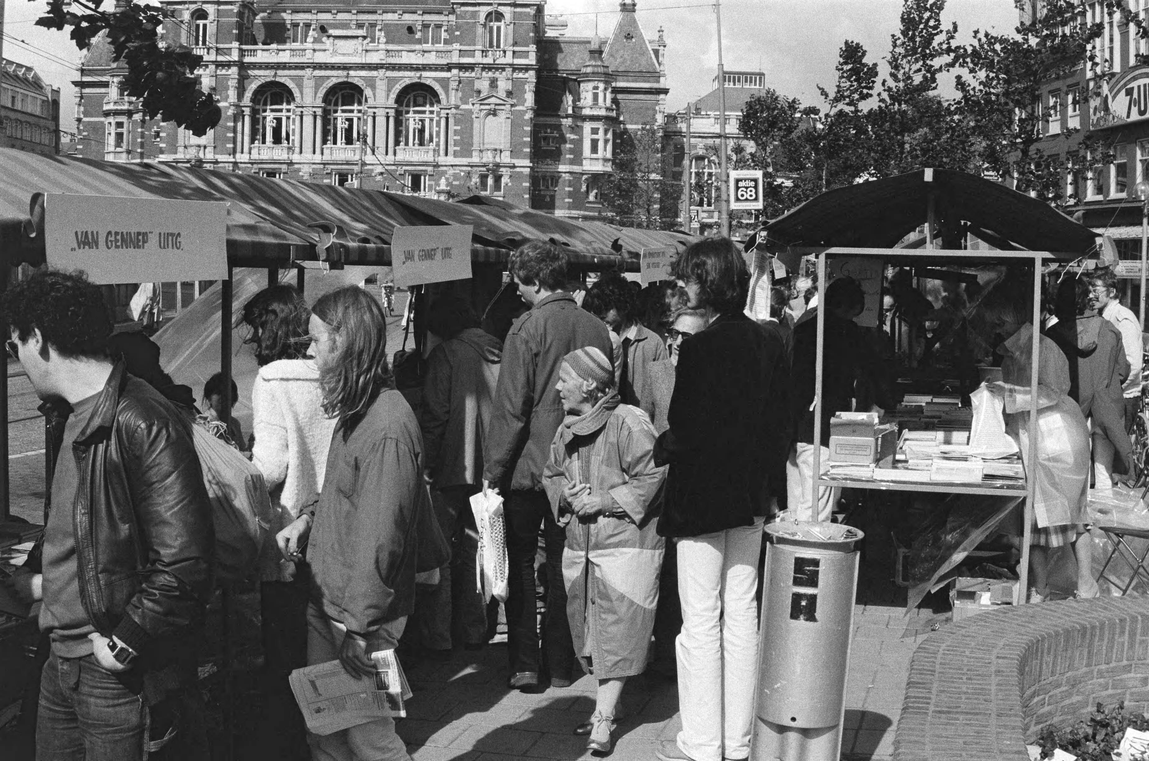 Uitmarkt 1980 in Amsterdam — Kraampjes op het Leidse plein — Foto: Dijk, Hans van / Anefo. Licentie: Set B: Rechtenvrij / Publiek Domein. Bron: Nationaal Archief. http://hdl.handle.net/10648/ace7af04-d0b4-102d-bcf8-003048976d84