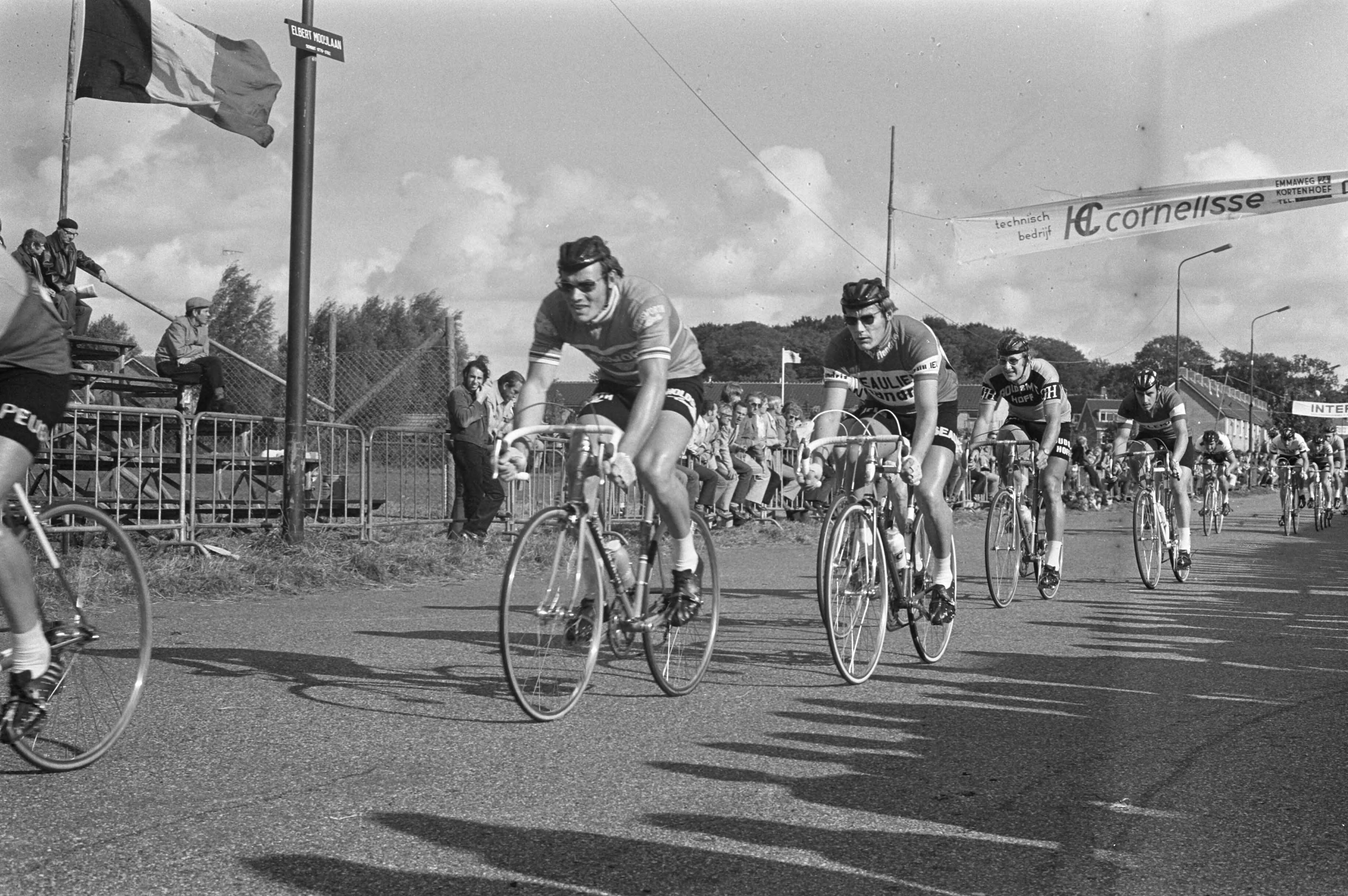 Fotocollectie Anefo — Jan Janssen neemt afscheid van wielersport, Jan Janssen in aktie (links) tijdens de Ronde van Kortenhoef — Foto: Croes, Rob C. / Anefo. Licentie: Set B: Rechtenvrij / Publiek Domein. Bron: Nationaal Archief. http://hdl.handle.net/10648/abf703f6-d0b4-102d-bcf8-003048976d84