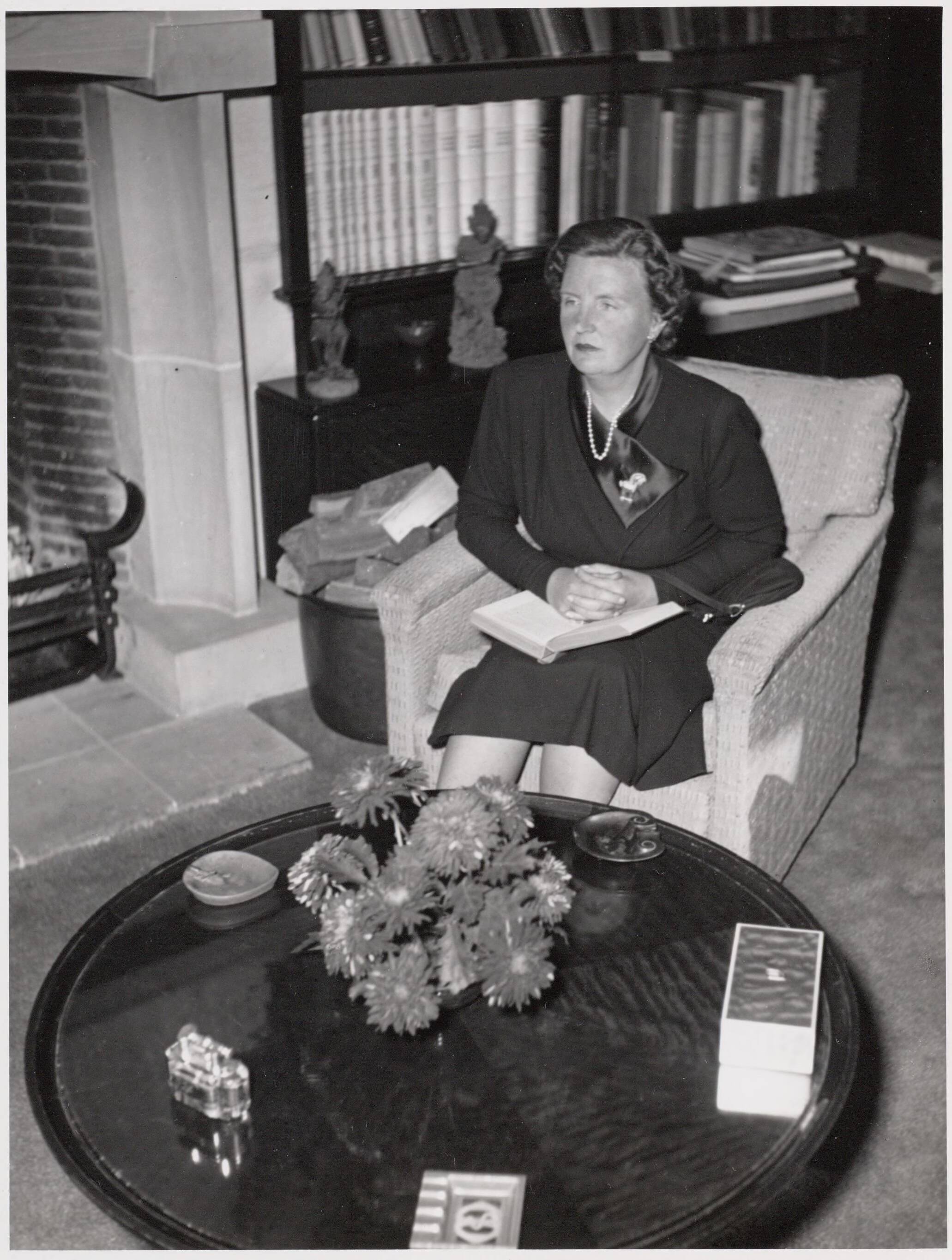 Fotocollectie RVD / Koninklijk Huis — Koningin Juliana in de bibliotheek van Paleis Soestdijk — Foto: Woldringh, Meinard / RVD. Licentie: Set B: Rechtenvrij / Publiek Domein. Bron: Nationaal Archief. http://hdl.handle.net/10648/afac5d52-d0b4-102d-bcf8-003048976d84