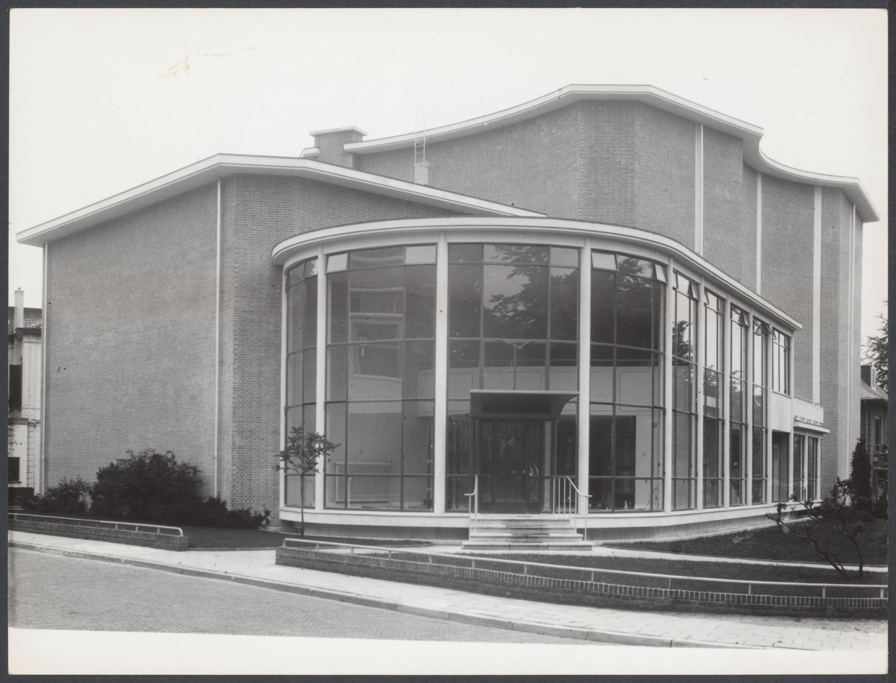 AVRO (Algemene Vereniging Radio Omroep). Studio-gebouwen, exterieur en interieur - Nederland — De nieuwe AVRO studio binnenkort gereed — Foto: Onbekend / Publiek Domein of Rechtenvrij. Licentie: Set B: Rechtenvrij / Publiek Domein. Bron: Nationaal Archief. http://hdl.handle.net/10648/95c471b8-d82b-a8bf-4114-9a03a6a2a24e