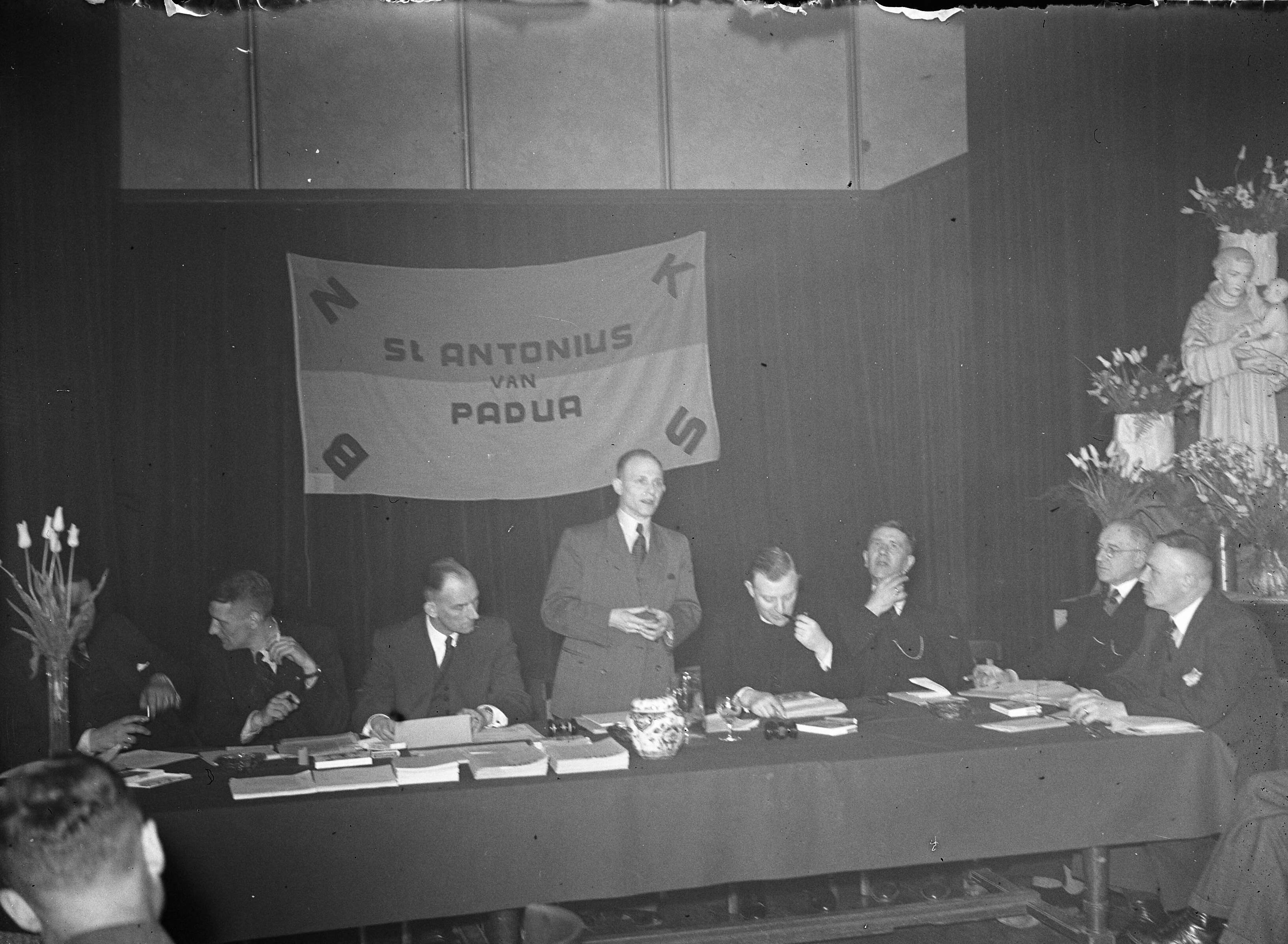 Fotocollectie Anefo — R. K. Winkeliersbond congres Haarlem — Foto: Oorschot, […] van / Anefo. Licentie: Set B: Rechtenvrij / Publiek Domein. Bron: Nationaal Archief. http://hdl.handle.net/10648/a8c7c850-d0b4-102d-bcf8-003048976d84