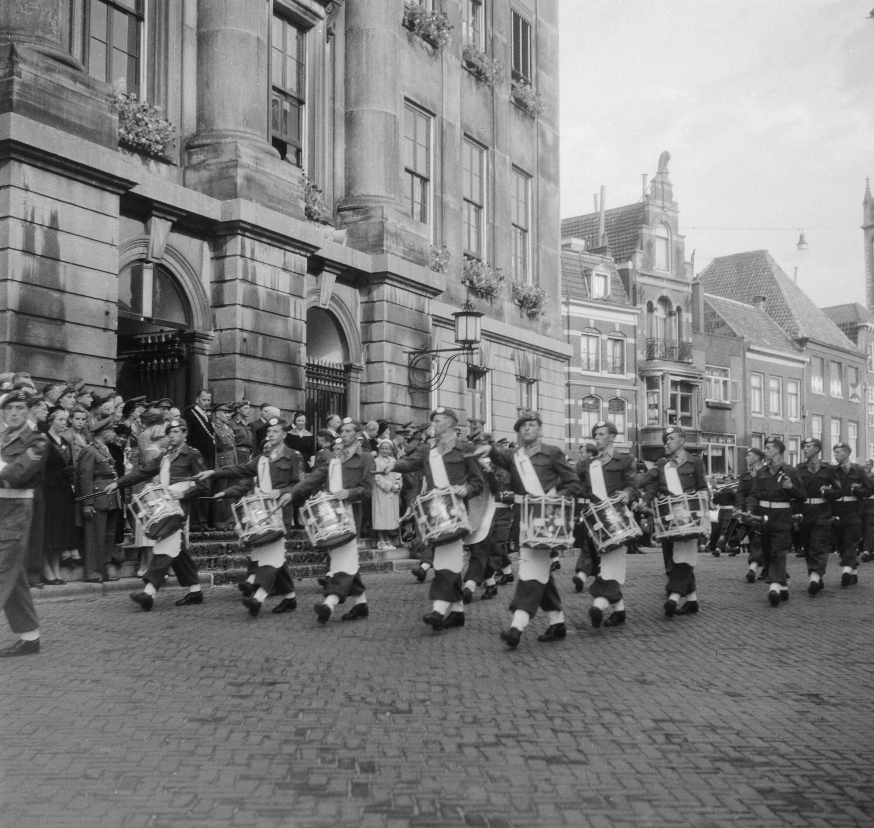 Fotocollectie Anefo — Nieuwe instrumenten voor de drumband van het Geniemuziekkorps overgedragen te Utrecht. Defilé voor het stadhuis — Foto: Oorschot, […] van / Anefo. Licentie: Set B: Rechtenvrij / Publiek Domein. Bron: Nationaal Archief. http://hdl.handle.net/10648/a8ddf56c-d0b4-102d-bcf8-003048976d84