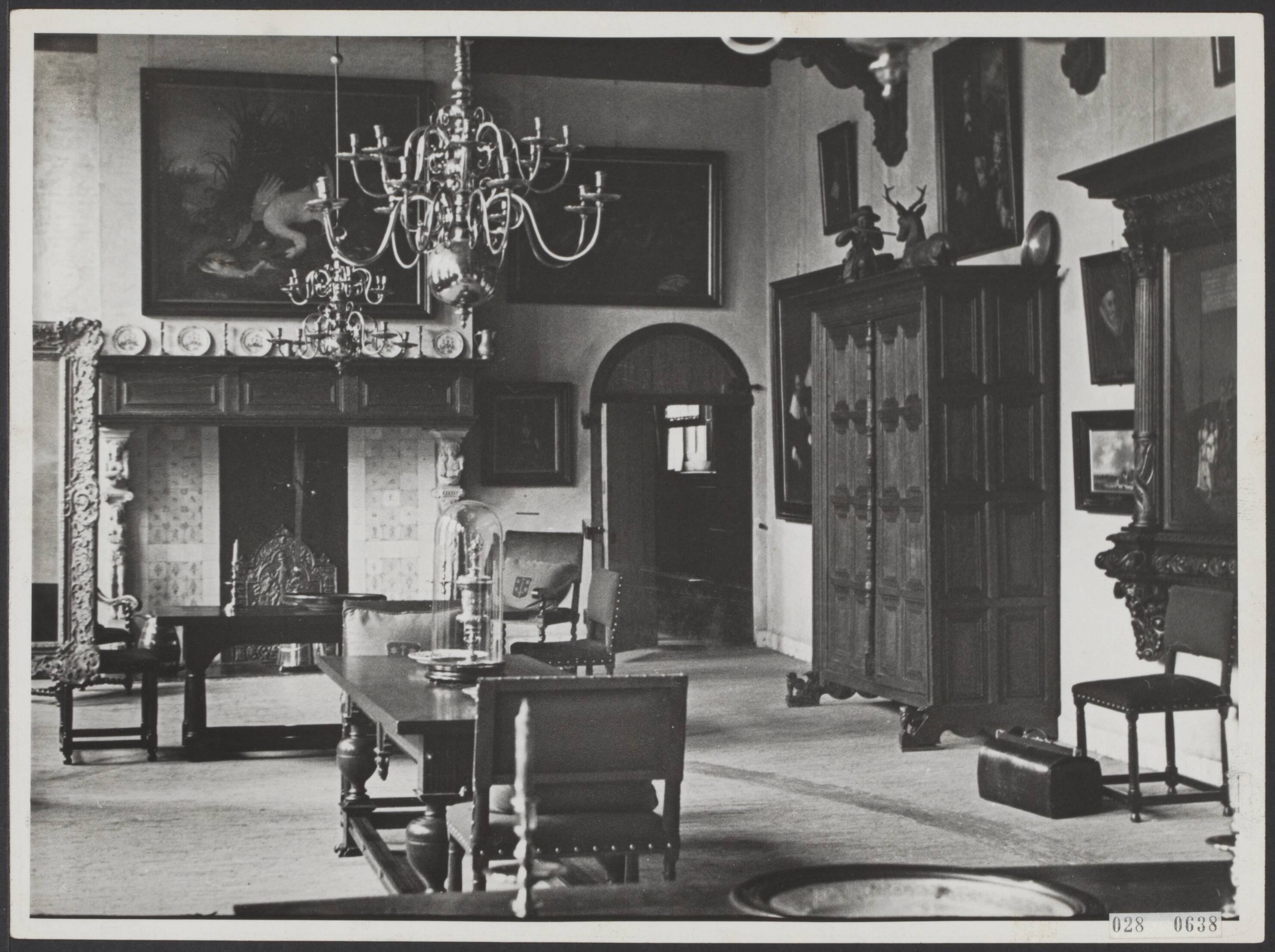 Fotocollectie Elsevier Binnenland — Een van de grote zalen in het oude gedeelte van het Frans Halsmuseum — Foto: Onbekend / Publiek Domein of Rechtenvrij. Licentie: Set B: Rechtenvrij / Publiek Domein. Bron: Nationaal Archief. http://hdl.handle.net/10648/adde6308-d0b4-102d-bcf8-003048976d84