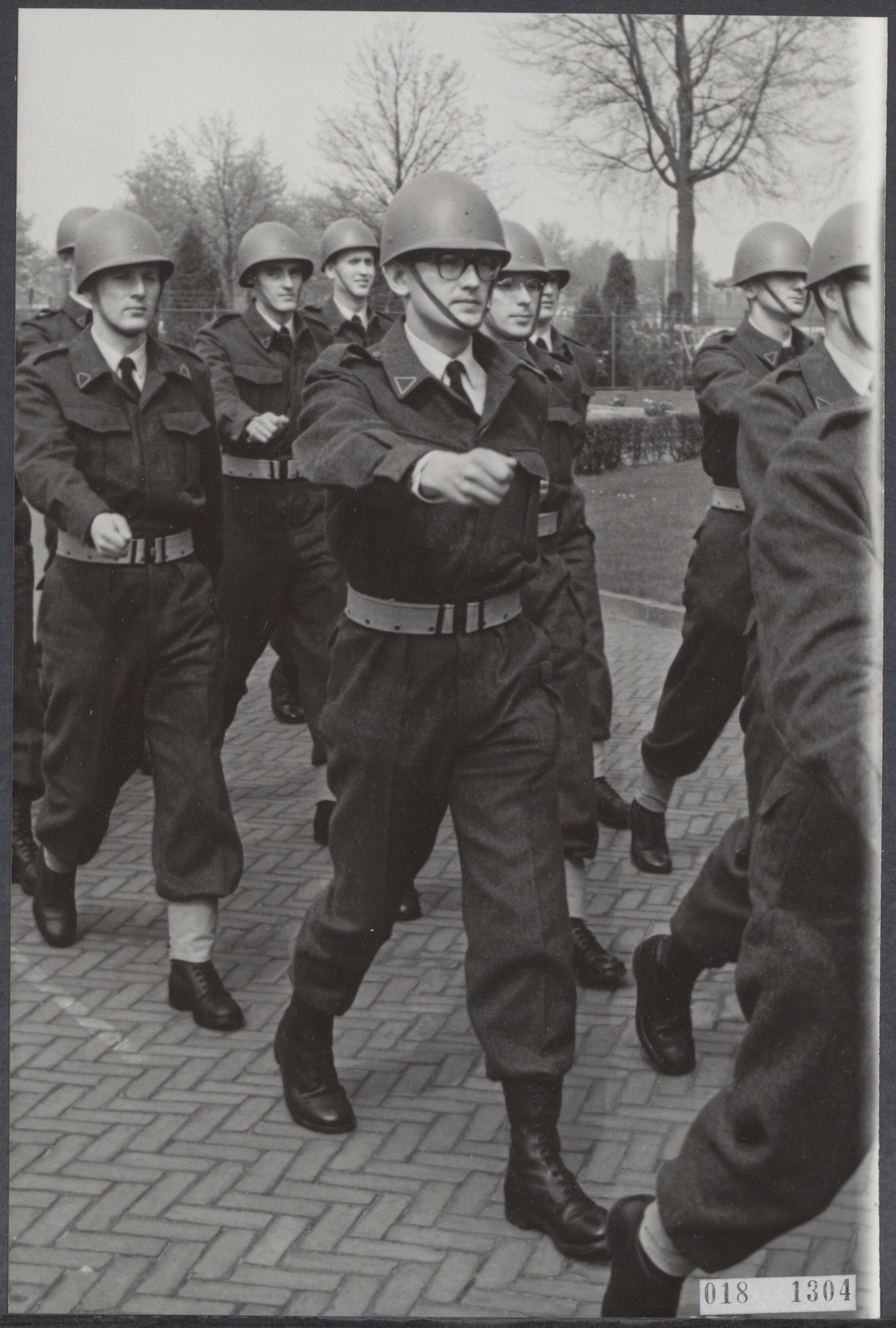 Fotocollectie Elsevier Binnenland — Mr. Pieter van Vollenhoven is bezig met zijn militaire opleiding bij de Luchtmacht in Breda. Dpl. Sld. Van Vollenhoven leert marcheren — Foto: Koch, Eric / Anefo. Licentie: Set B: Rechtenvrij / Publiek Domein. Bron: Nationaal Archief. http://hdl.handle.net/10648/adc4e81a-d0b4-102d-bcf8-003048976d84