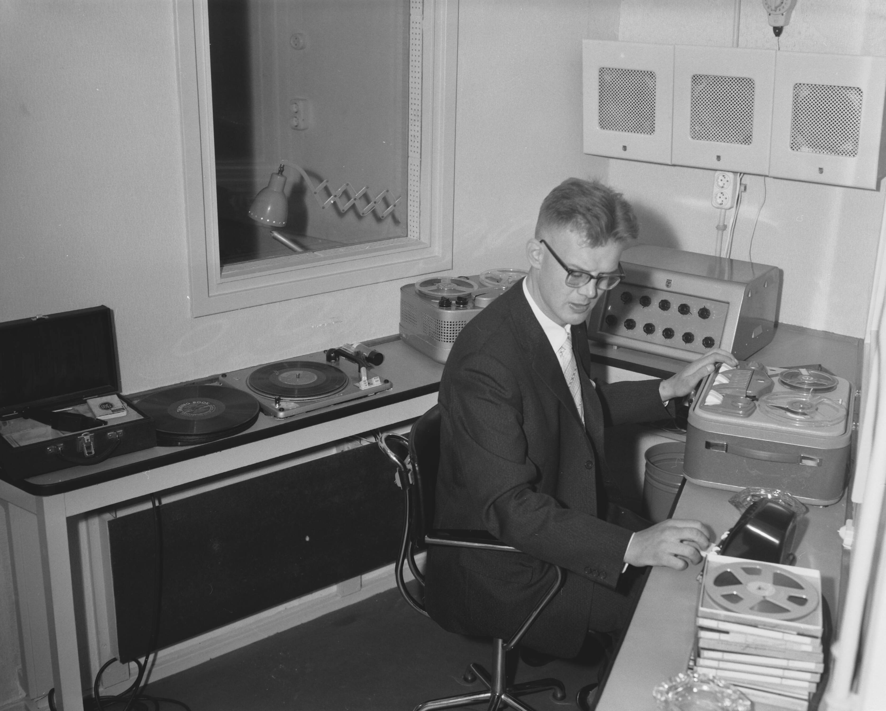 Fotocollectie Anefo — Opening geluidstudio blindenbibliotheek in Den Haag — Foto: Rossem, Wim van / Anefo. Licentie: Set B: Rechtenvrij / Publiek Domein. Bron: Nationaal Archief. http://hdl.handle.net/10648/a985e95c-d0b4-102d-bcf8-003048976d84