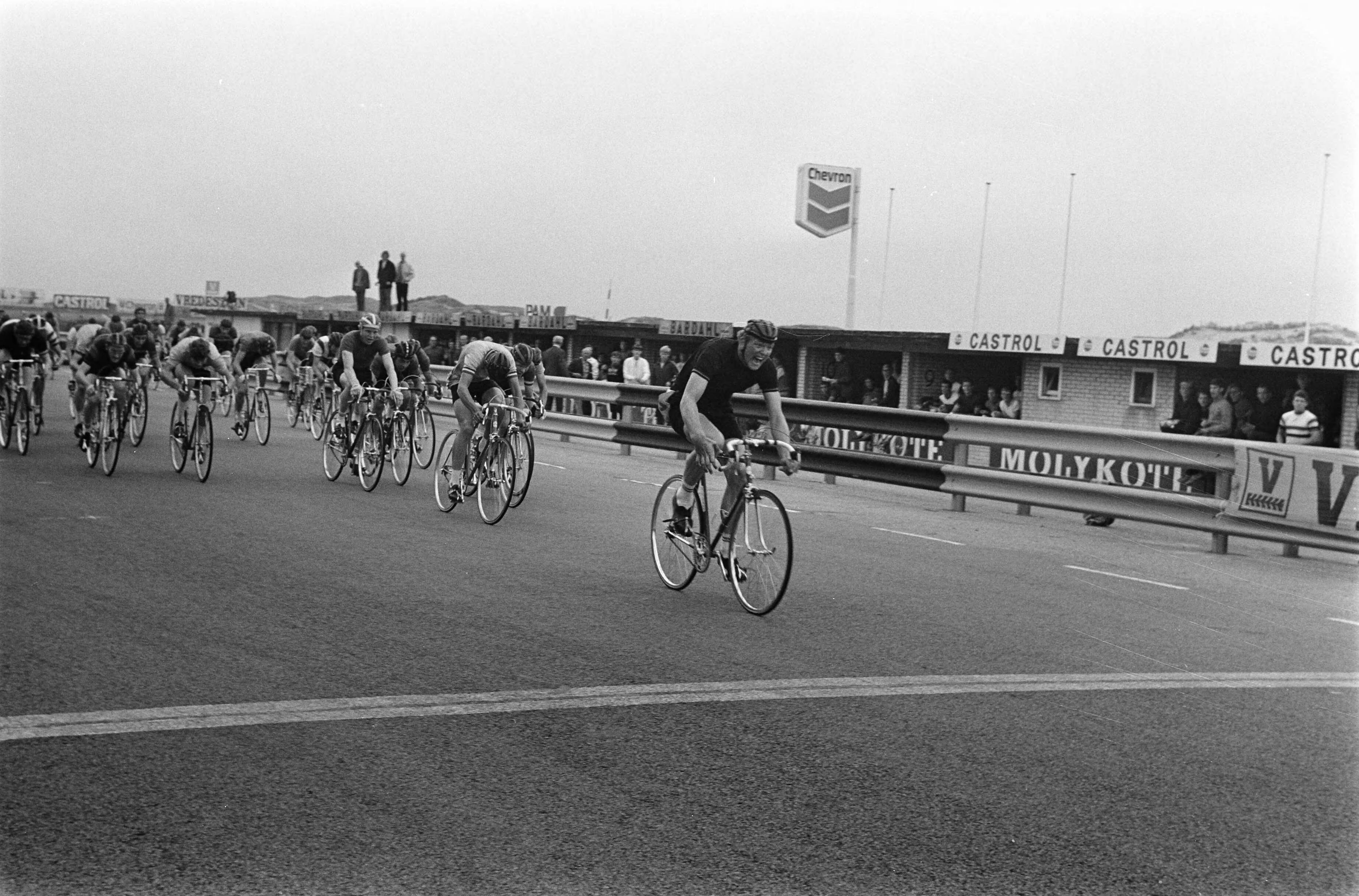 Nederlands Kampioenschap Wielrennen voor Nieuwelingen te Zandvoort — Poppe gaat als eerste over de finish — Foto: Fotograaf Onbekend / Anefo. Licentie: Set B: Rechtenvrij / Publiek Domein. Bron: Nationaal Archief. http://hdl.handle.net/10648/ab728ae0-d0b4-102d-bcf8-003048976d84