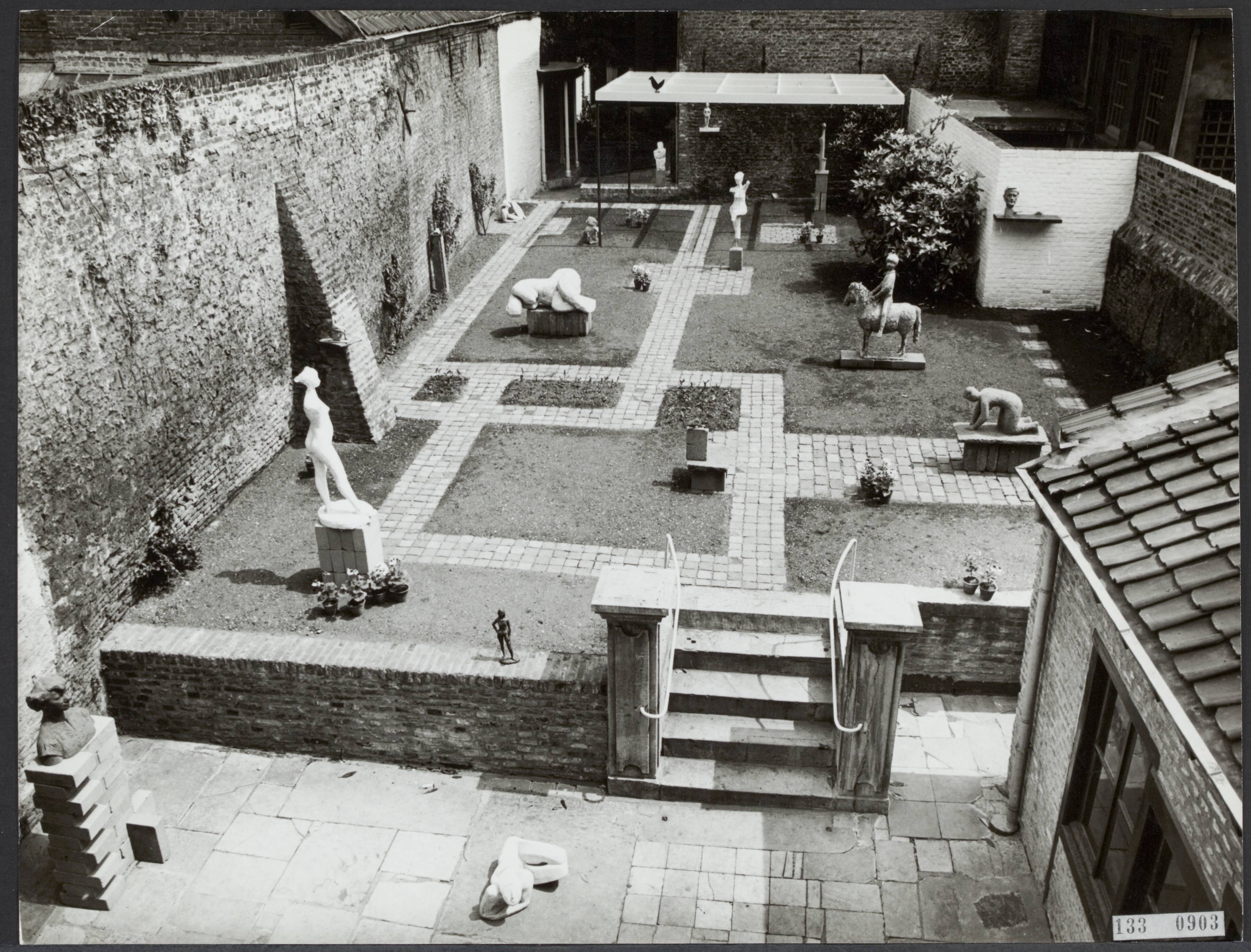 Fotocollectie Rijksvoorlichtingsdienst Eigen — Maastricht. Beeldentuin — Foto: Lahaye, Frans. Licentie: Set B: Rechtenvrij / Publiek Domein. Bron: Nationaal Archief. http://hdl.handle.net/10648/af5ae26a-d0b4-102d-bcf8-003048976d84