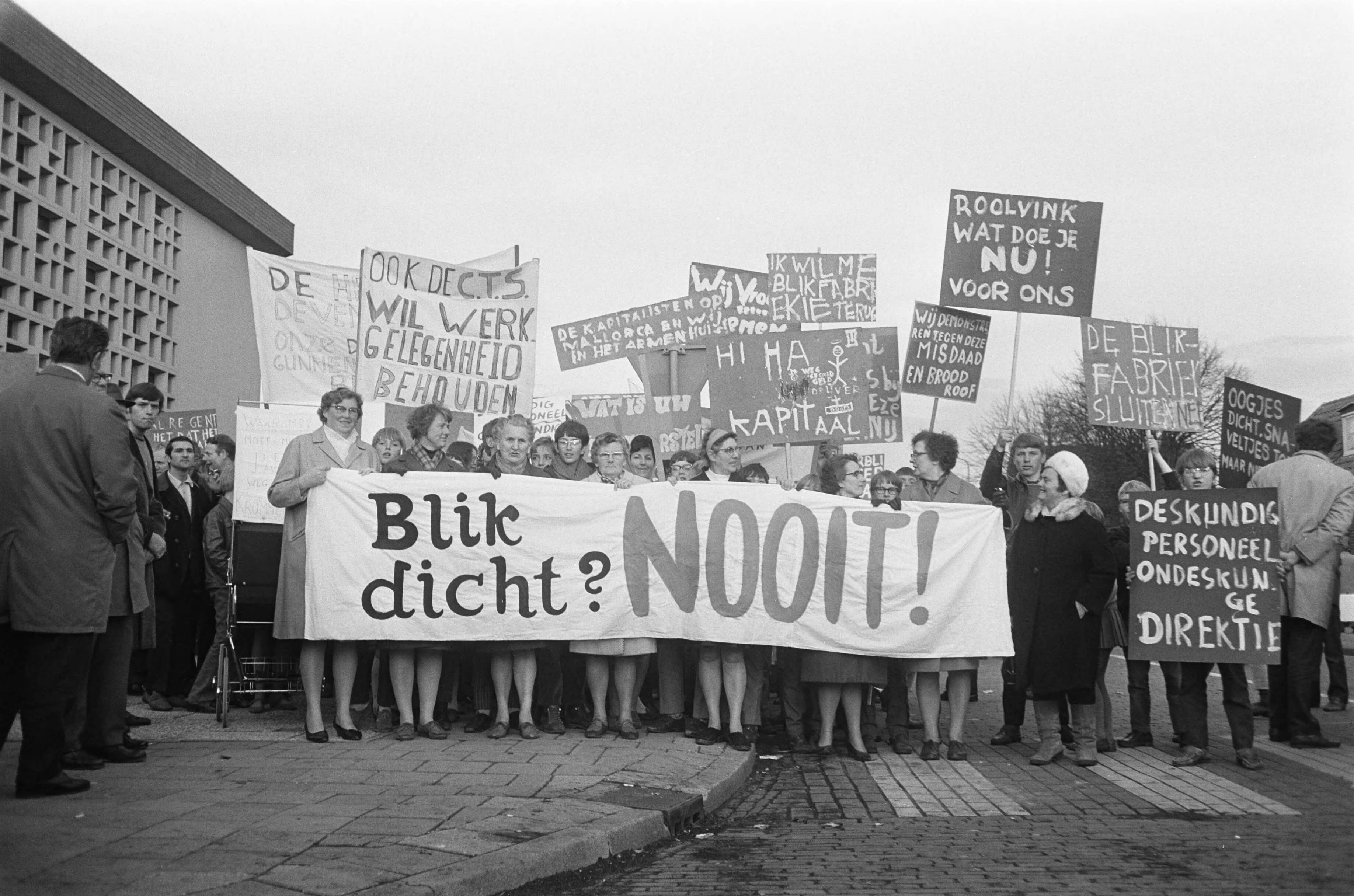 Fotocollectie Anefo — Demonstratie van huismoeders te Krommenie tegen de voorgenomen sluiting van de fabriek van Thomassen Drijver en Verblifa moeder en kinderen met spandoeken en — Foto: Koch, Eric / Anefo. Licentie: Set B: Rechtenvrij / Publiek Domein. Bron: Nationaal Archief. http://hdl.handle.net/10648/ab6651ee-d0b4-102d-bcf8-003048976d84