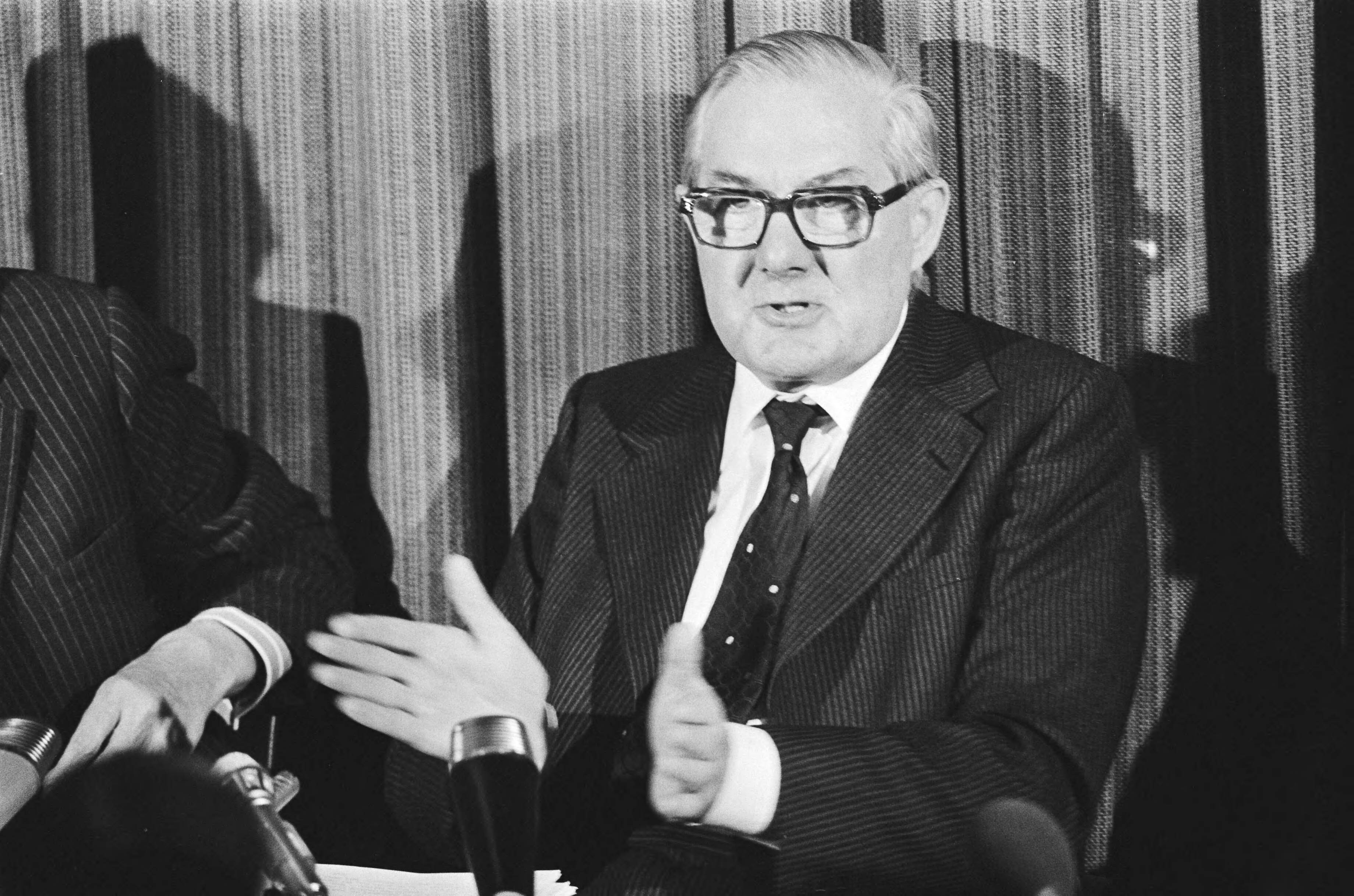 Fotocollectie Anefo — Persconferentie na afloop "Overleg van de 9" , Den Haag Callaghan (o.a. met Engelse minister BZ), koppen — Foto: Verhoeff, Bert / Anefo. Licentie: Set B: Rechtenvrij / Publiek Domein. Bron: Nationaal Archief. http://hdl.handle.net/10648/ac911ffe-d0b4-102d-bcf8-003048976d84