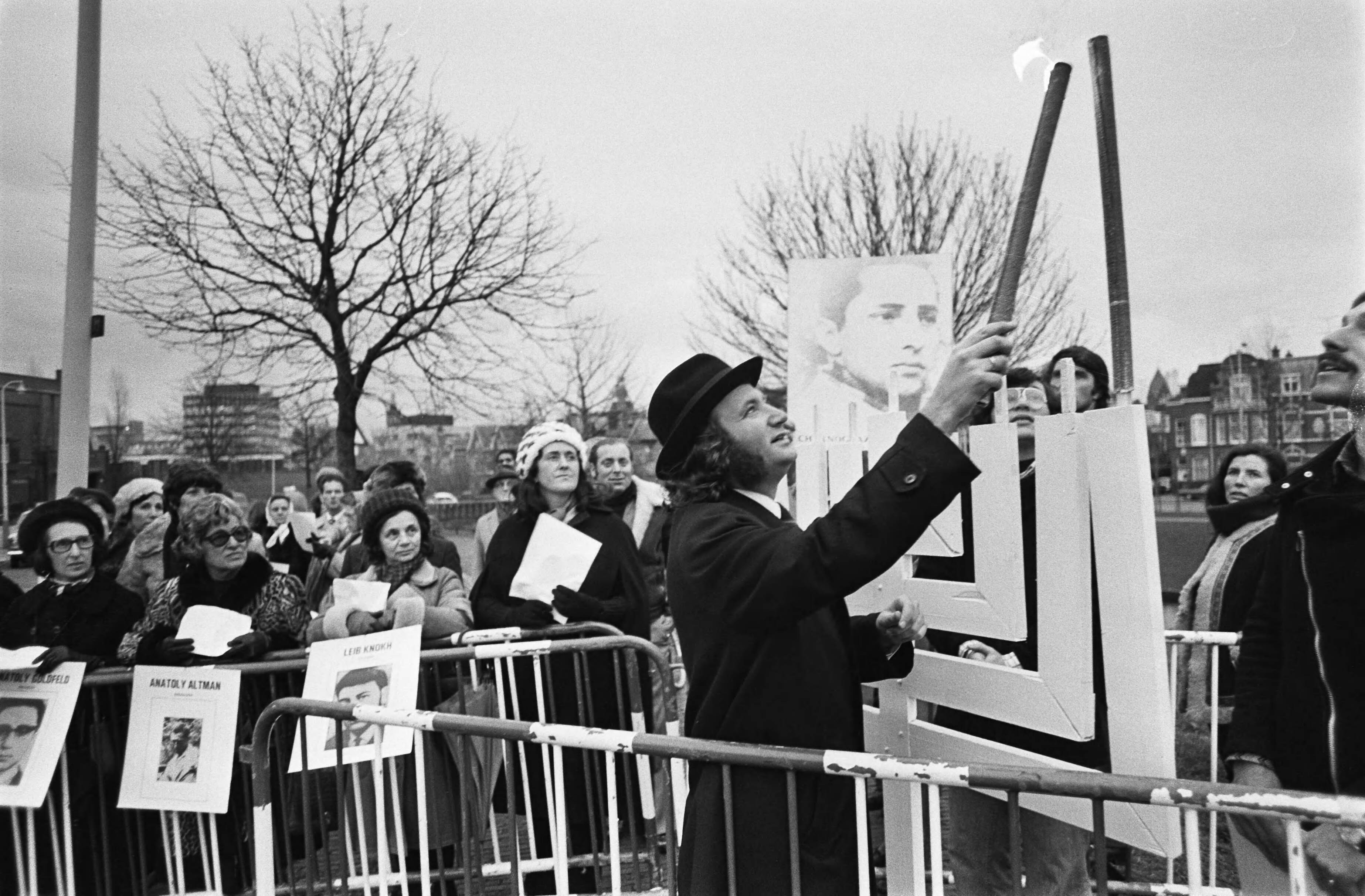 Fotocollectie Anefo — Solidariteitscomite voor Joden in Sovjet Unie demonstre bij Russische ambassade in Den Haag ; rabbijn Soetendorp steekt kaarsen aan — Foto: Mieremet, Rob / Anefo. Licentie: Set B: Rechtenvrij / Publiek Domein. Bron: Nationaal Archief. http://hdl.handle.net/10648/ac5ca8f0-d0b4-102d-bcf8-003048976d84