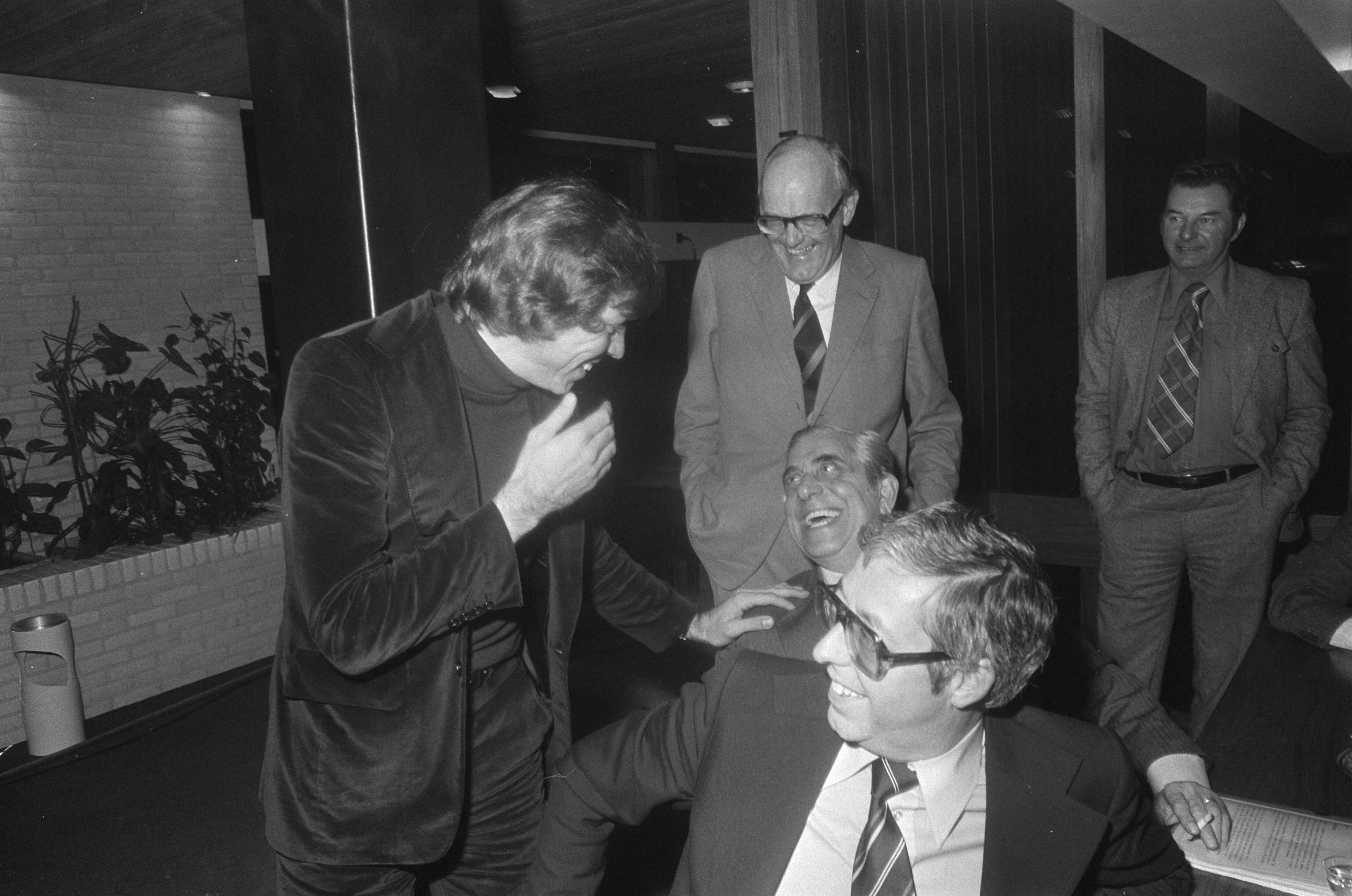 Fotocollectie Anefo — Arbitragecommissie behandelt zaak Jan Mulder in KNVB-centrum Zeist; Jan Mulder (links) en zittend Jacques Hogewoning, voorzitter sectiebestuur Betaald Voetbal KNVB — Foto: Peters, Hans / Anefo. Licentie: Set B: Rechtenvrij / Publiek Domein. Bron: Nationaal Archief. http://hdl.handle.net/10648/ac76b222-d0b4-102d-bcf8-003048976d84