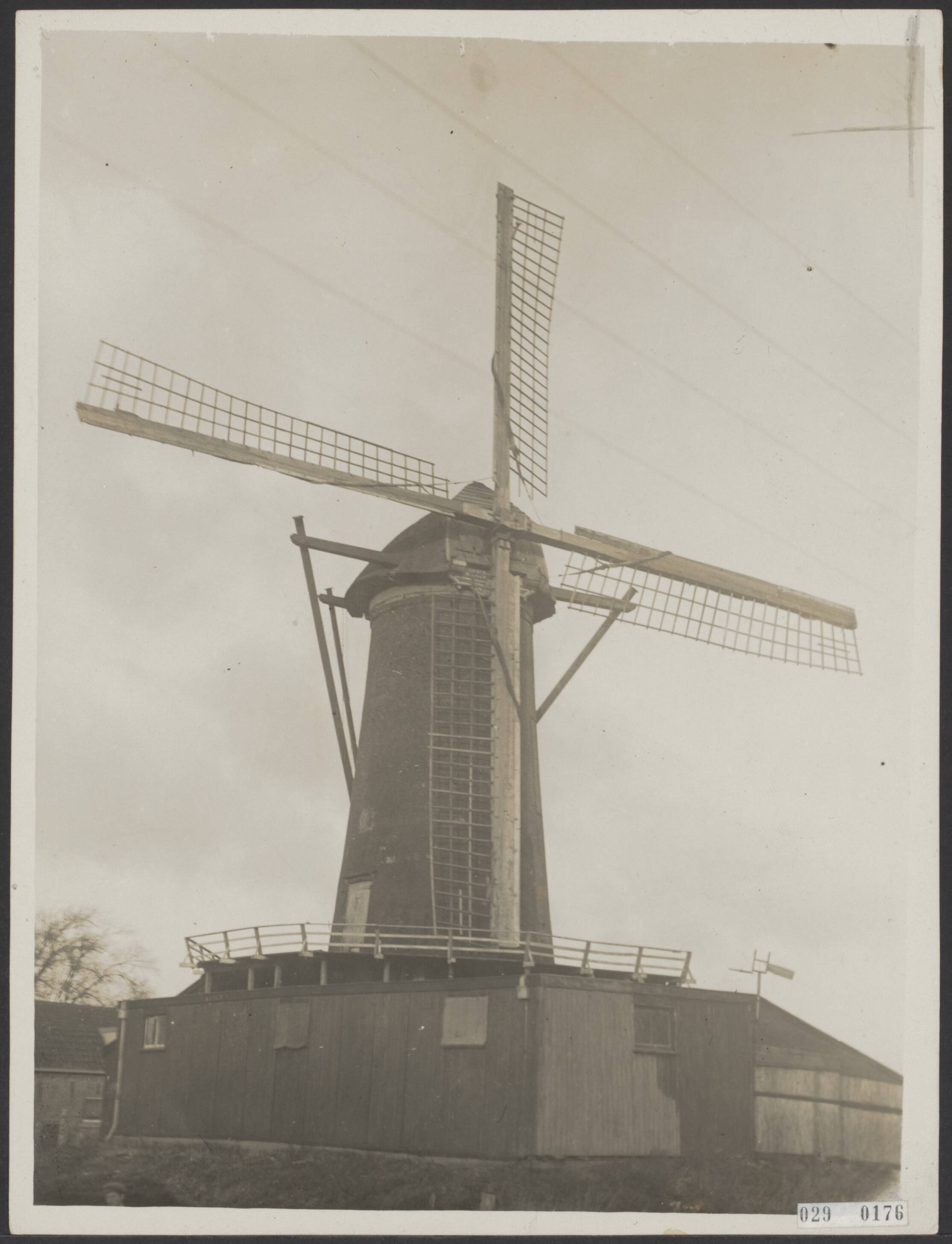 Fotocollectie Elsevier Binnenland — Molen te Loosduinen (bij Den Haag) — Foto: Fotopersbureau "Holland". Licentie: Set B: Rechtenvrij / Publiek Domein. Bron: Nationaal Archief. http://hdl.handle.net/10648/ade12a20-d0b4-102d-bcf8-003048976d84