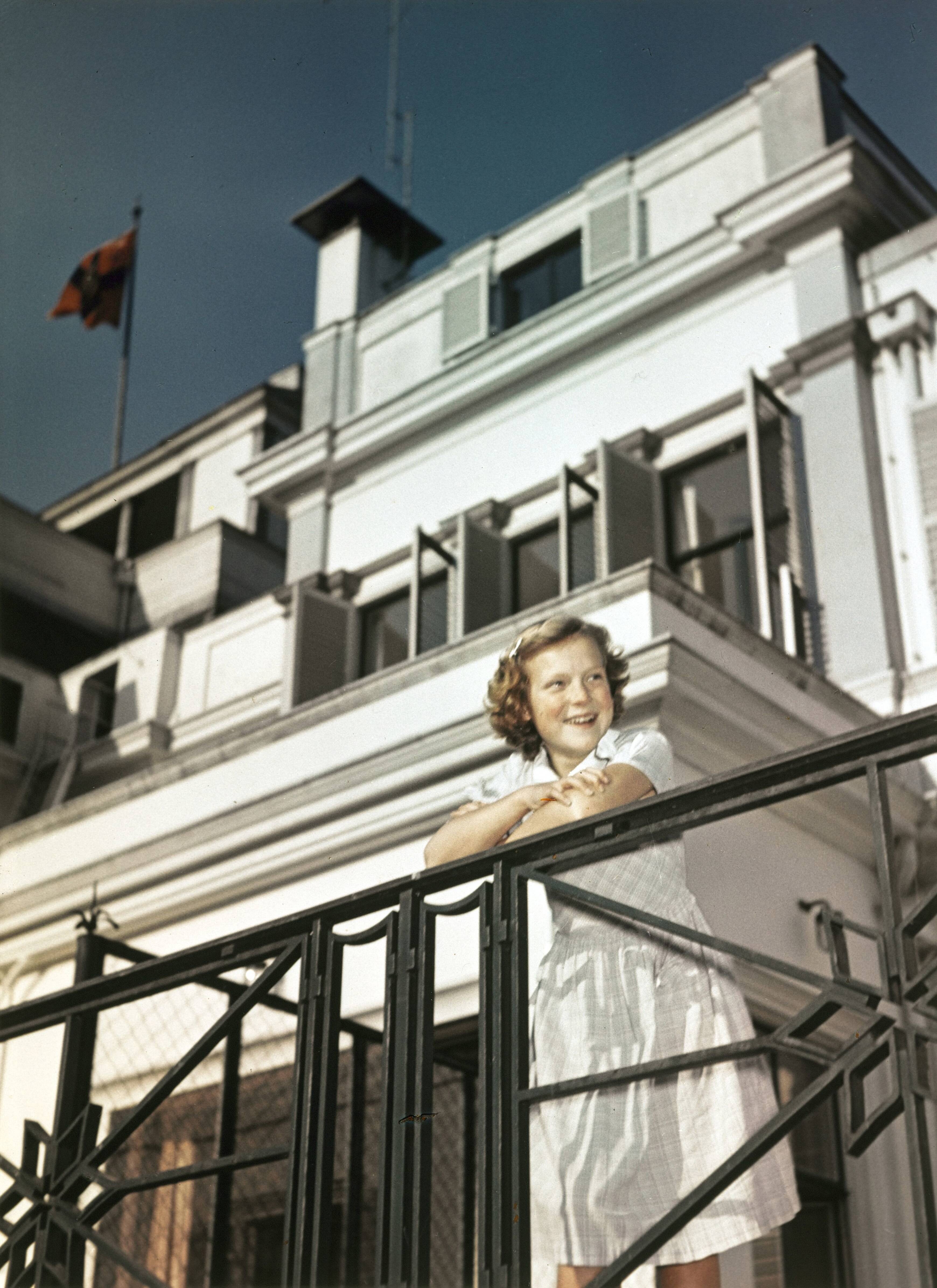 Fotocollectie RVD / Koninklijk Huis — Prinses Irene bij Paleis Soestdijk — Foto: Woldringh, Meinard / RVD. Licentie: Set B: Rechtenvrij / Publiek Domein. Bron: Nationaal Archief. http://hdl.handle.net/10648/afaced8a-d0b4-102d-bcf8-003048976d84