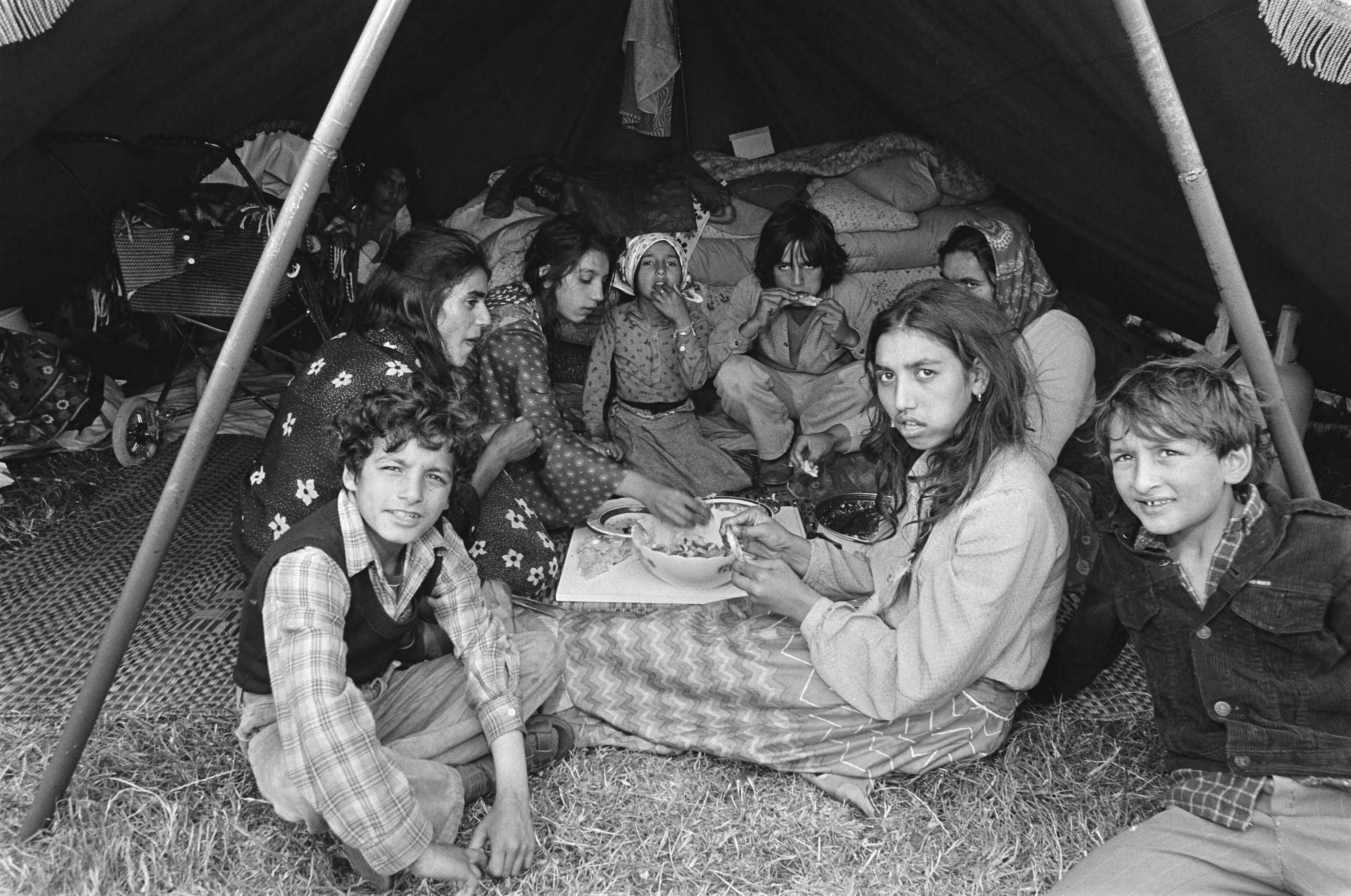 Fotocollectie Anefo — Groep zigeuners op Malieveld in Den Haag zigeunerkinderen tijdens het eten — Foto: Antonisse, Marcel / Anefo. Licentie: Set B: Rechtenvrij / Publiek Domein. Bron: Nationaal Archief. http://hdl.handle.net/10648/ad0028a4-d0b4-102d-bcf8-003048976d84