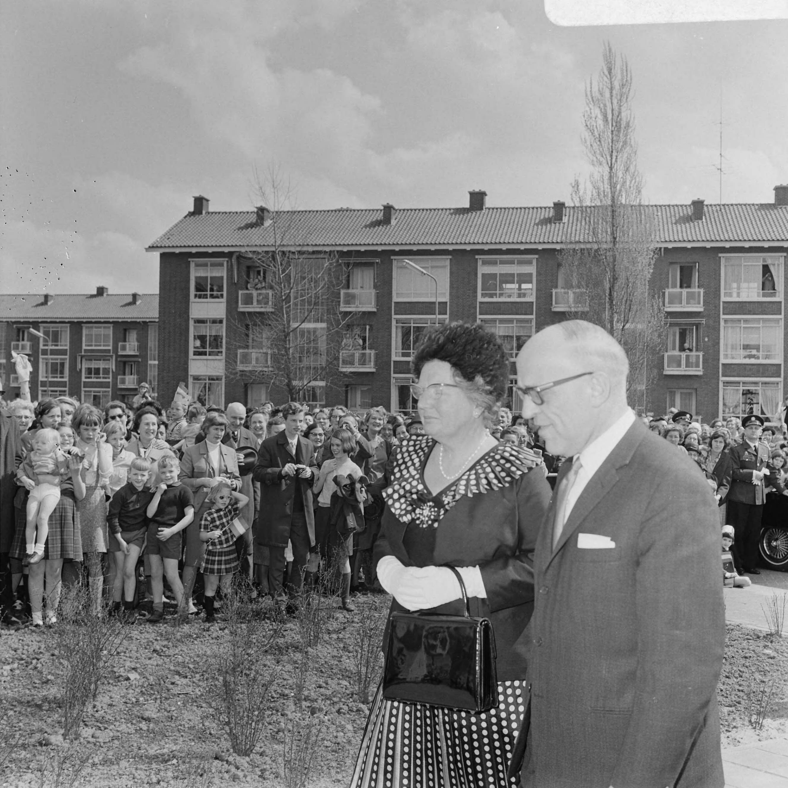 Fotocollectie Anefo — Koningin Juliana in Voorburg, Opening St. Maartenslyceum. Aankomst bij school — Foto: Koch, Eric / Anefo. Licentie: Set B: Rechtenvrij / Publiek Domein. Bron: Nationaal Archief. http://hdl.handle.net/10648/aae74b88-d0b4-102d-bcf8-003048976d84