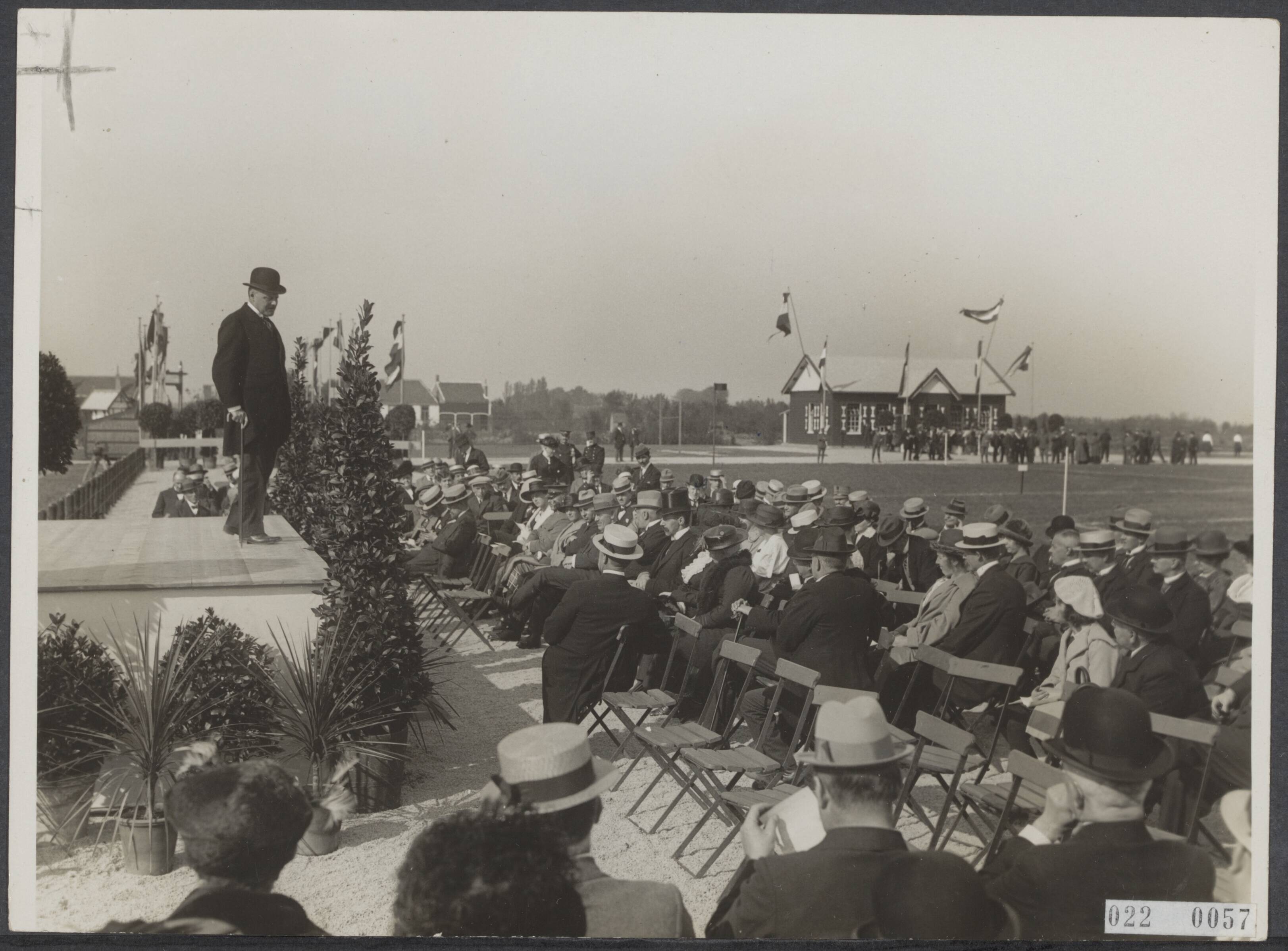 Fotocollectie Elsevier Binnenland — De burgemeester van Middelburg P. Dumon Tak opent nieuw sportterein — Foto: N.V. Vereenigde Fotobureaux. Licentie: Set B: Rechtenvrij / Publiek Domein. Bron: Nationaal Archief. http://hdl.handle.net/10648/add0f5f6-d0b4-102d-bcf8-003048976d84