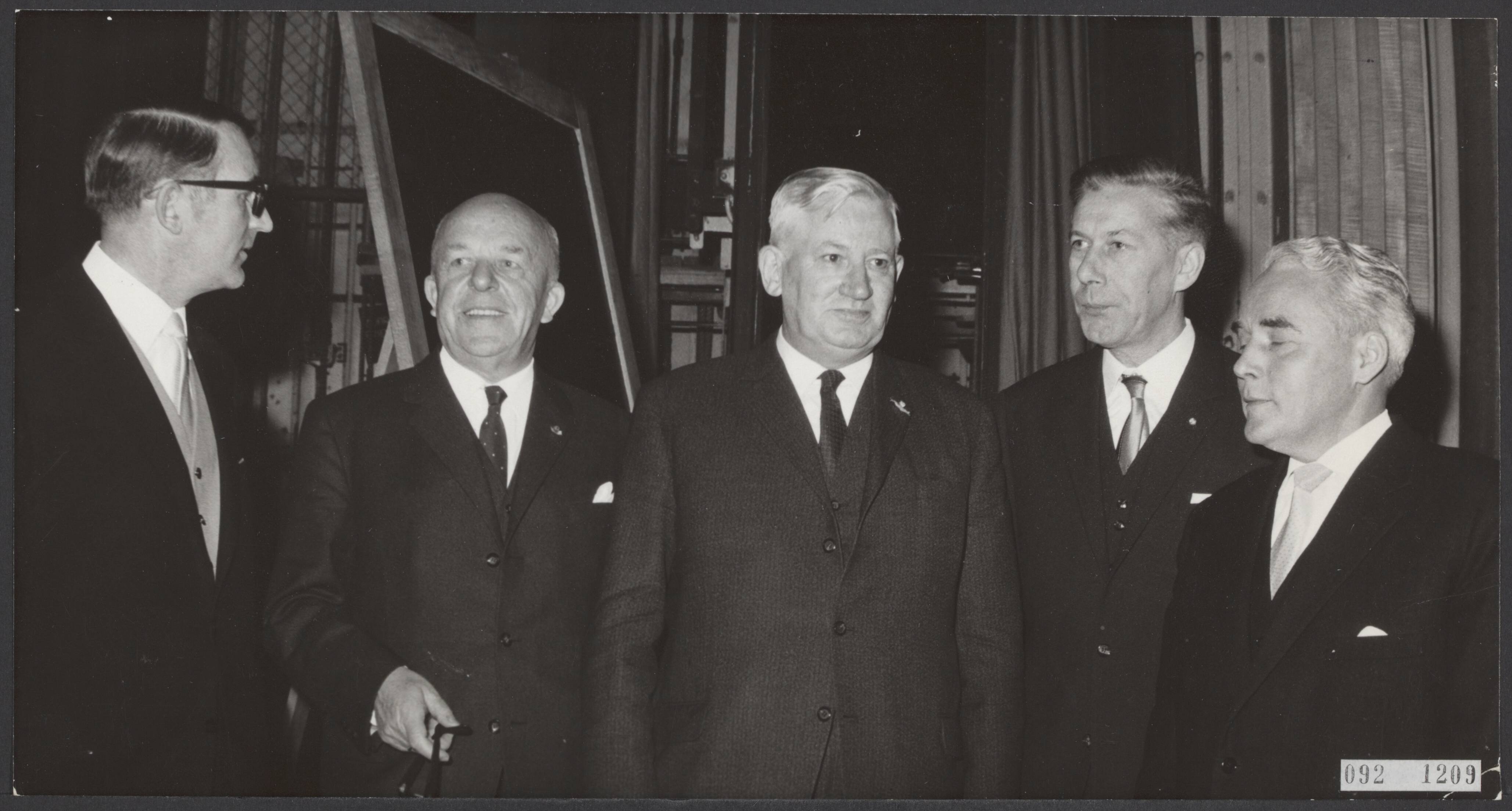 Fotocollectie Elsevier Binnenland — In Esplanade te Utrecht was een bijeenkomst t.g.v. het 25-jarig bestaan van het Landbouw-Economisch Instituut. Vlnr. prof. dr H. Dams (vanuit Freiburg), ir. C. Staf (voorzitter L.E.I.), A.W. Biewenga (voorz. Landbouwschap), dr. A. Maris (wordt per 1 december directeur L.E.I.), prof. dr. A. Kraal (directeur L.E.I.) — Foto: Evers, Joost / Anefo. Licentie: Set B: Rechtenvrij / Publiek Domein. Bron: Nationaal Archief. http://hdl.handle.net/10648/ae264fec-d0b4-102d-bcf8-003048976d84