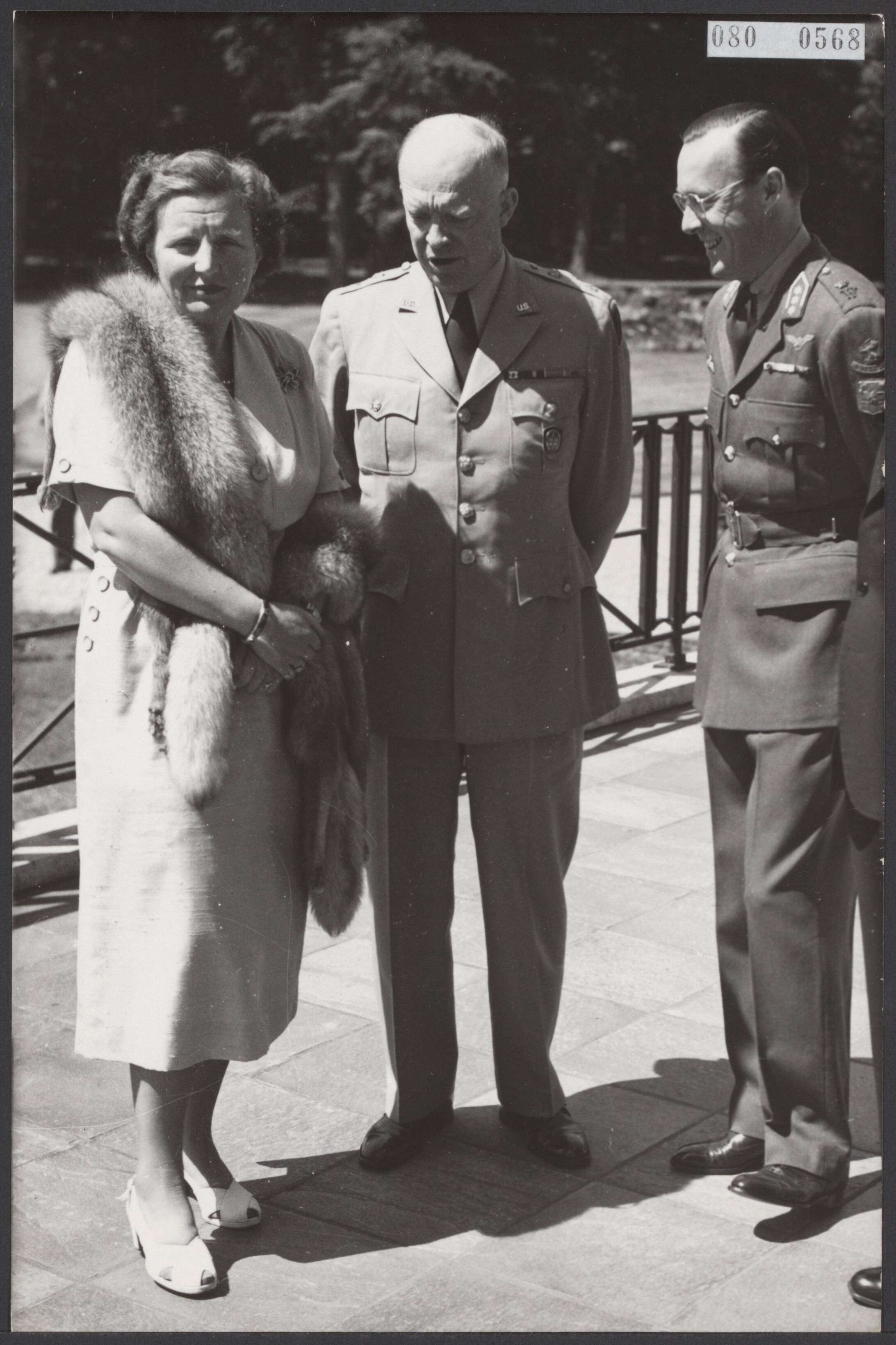 Fotocollectie Elsevier Binnenland — Bezoek van generaal Eisenhower aan paleis Soestijd. Vlnr. koningin Juliana, Eisenhower en prins Bernhard — Foto: ANP / RVD of rechtenvrij. Licentie: Set B: Rechtenvrij / Publiek Domein. Bron: Nationaal Archief. http://hdl.handle.net/10648/ae198618-d0b4-102d-bcf8-003048976d84