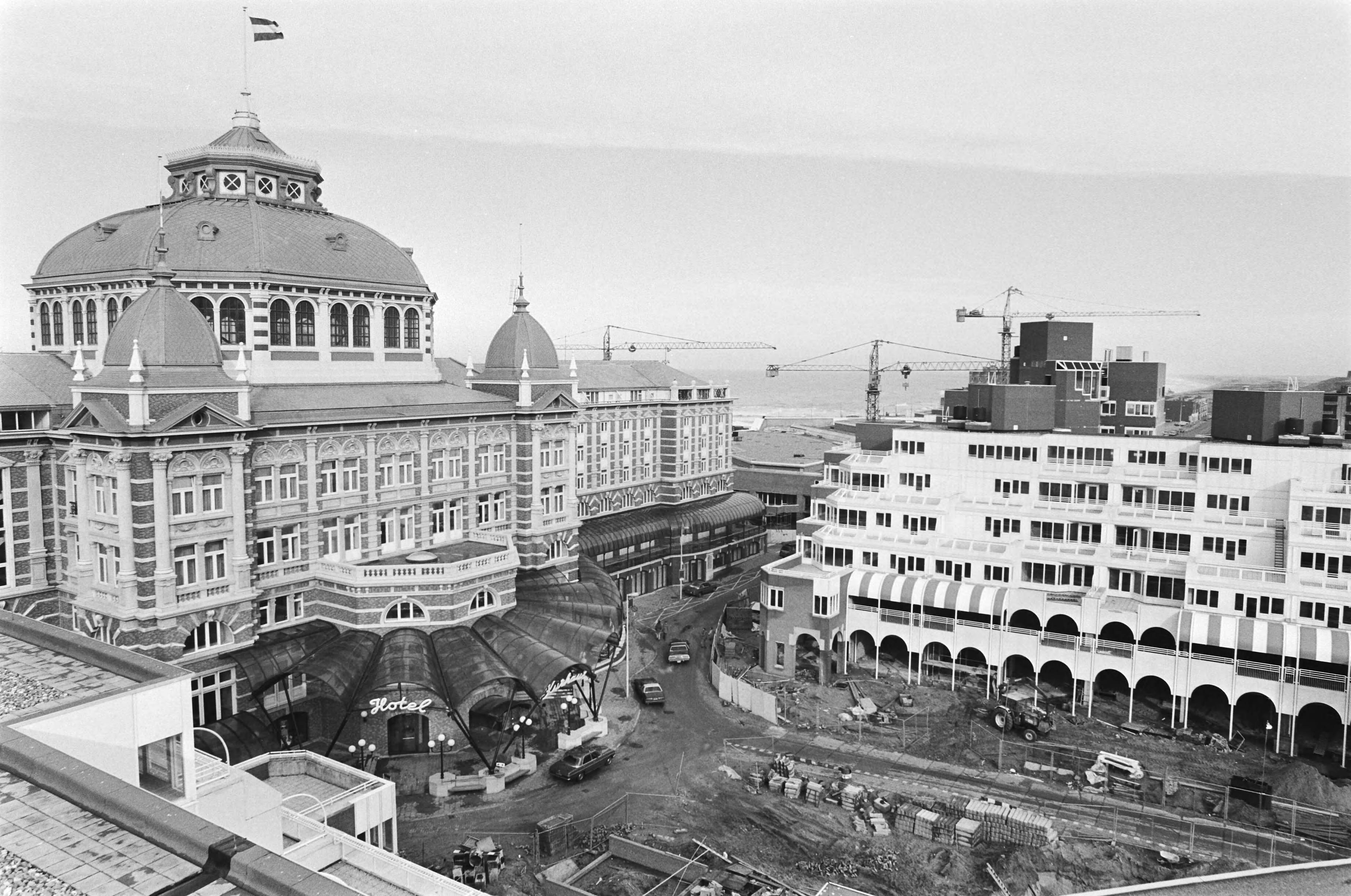 Fotocollectie Anefo — V.l.n.r. het Kurhaus in Scheveningen en een appartementencomplex — Foto: Antonisse, Marcel / Anefo. Licentie: Set B: Rechtenvrij / Publiek Domein. Bron: Nationaal Archief. http://hdl.handle.net/10648/acf430f8-d0b4-102d-bcf8-003048976d84