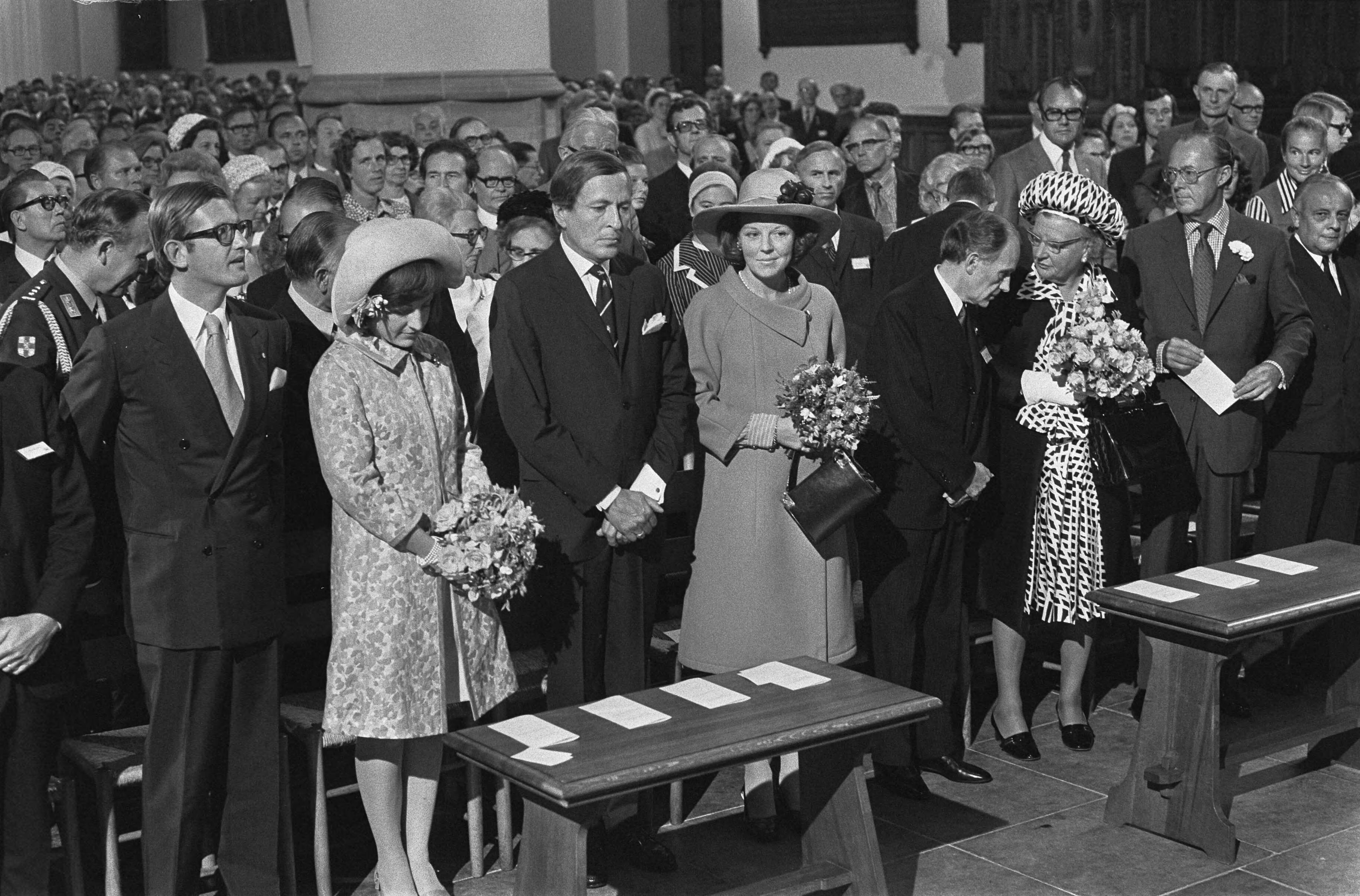 Fotocollectie Anefo — Viering Zilveren Regeringsjubileum van Koningin Juliana in Den Haag , Koninklijke familie in de Grote Kerk — Foto: Mieremet, Rob / Anefo. Licentie: Set B: Rechtenvrij / Publiek Domein. Bron: Nationaal Archief. http://hdl.handle.net/10648/ac364624-d0b4-102d-bcf8-003048976d84