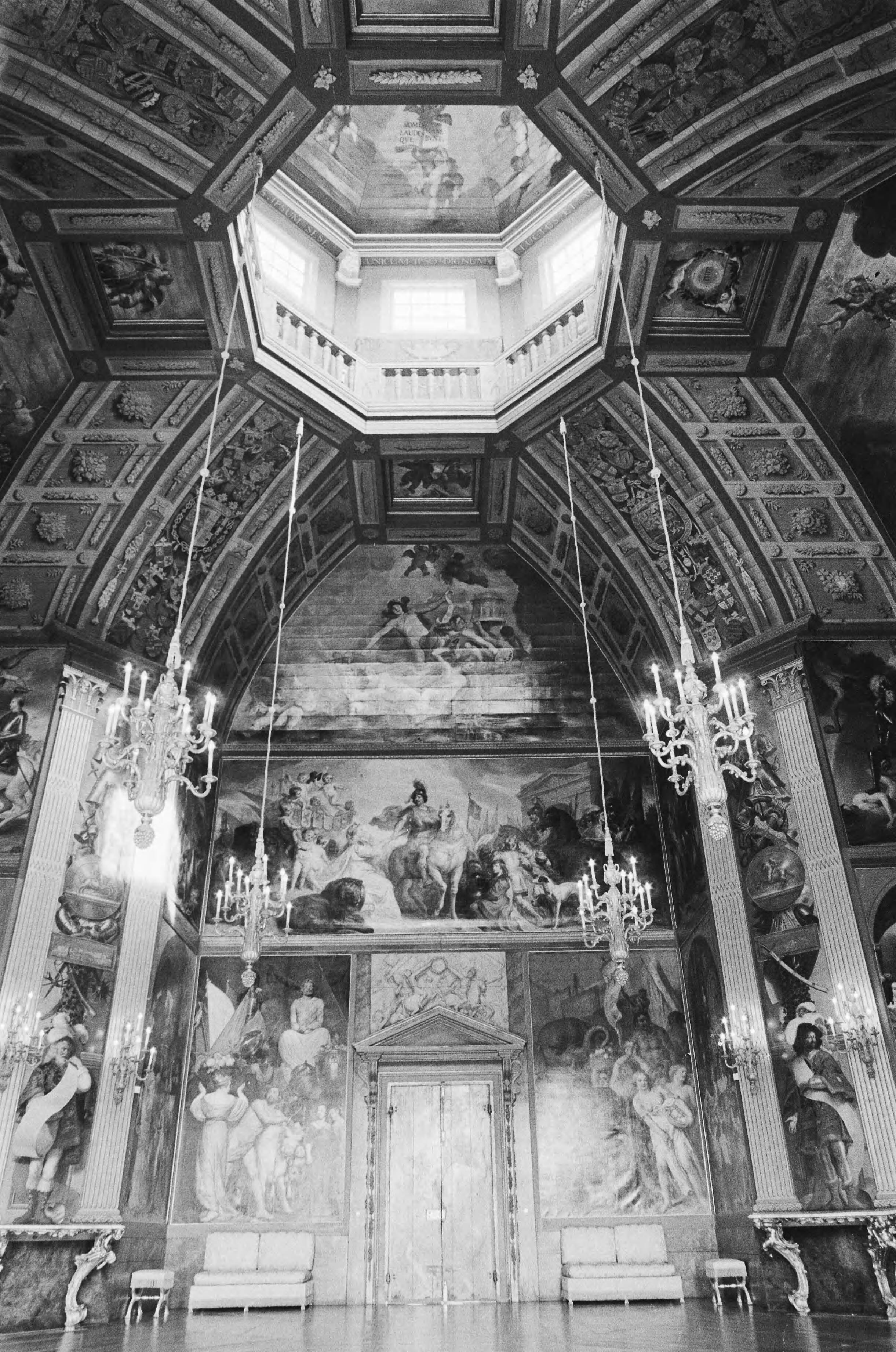 Fotocollectie Anefo — Pers-excursie in Koninklijk Paleis Het Huis ten Bosch i Den Haag waar Beatrix eind van de zomer zal gaan wonen; beeld van de Oranjezaal — Foto: Antonisse, Marcel / Anefo. Licentie: Set B: Rechtenvrij / Publiek Domein. Bron: Nationaal Archief. http://hdl.handle.net/10648/acfd9bca-d0b4-102d-bcf8-003048976d84