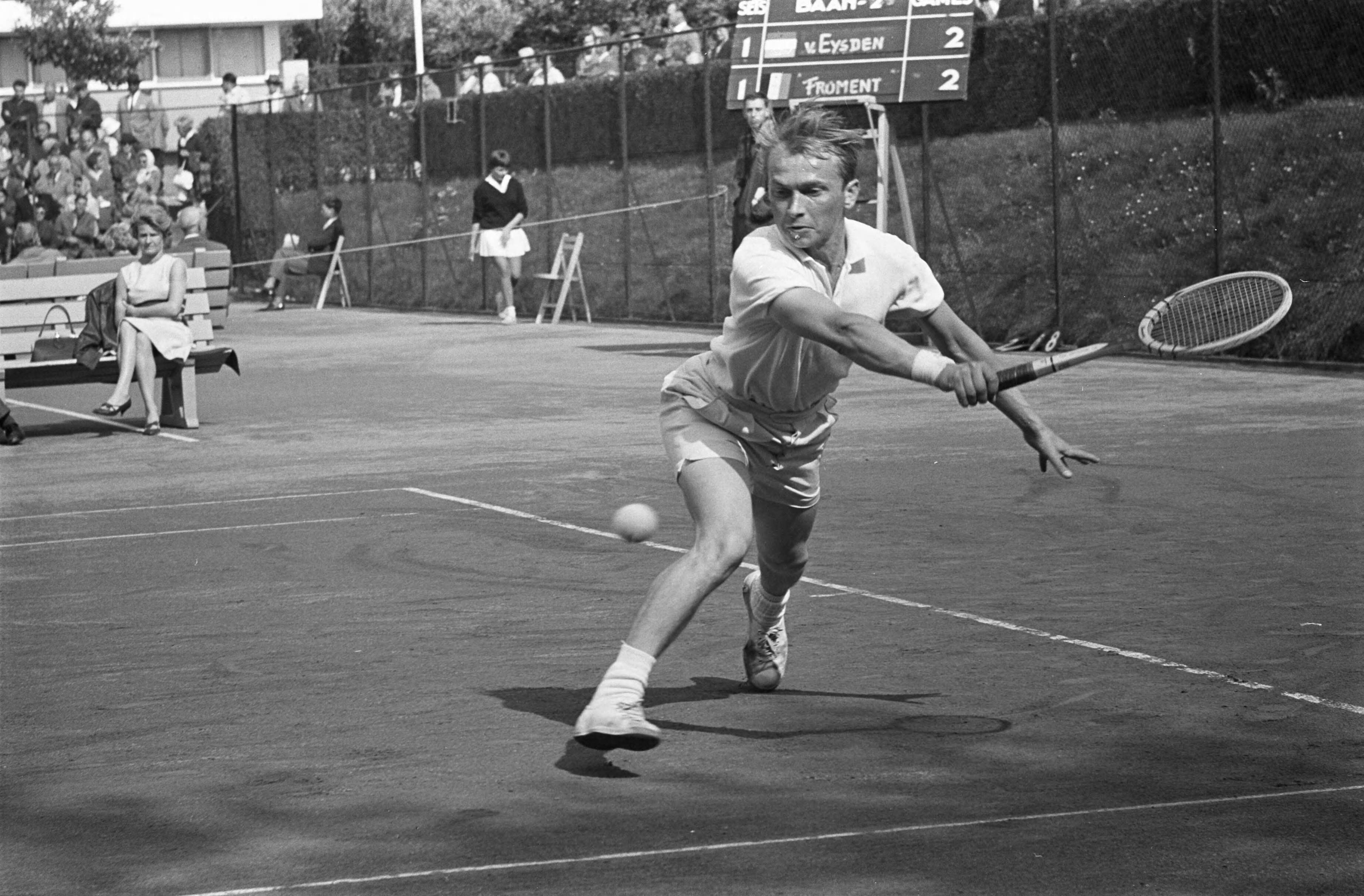 Tennis : Nederland tegen België — Tennis. Nederland tegen België in Tennispark Hanenburg te Den Haag. Heren enkel, spelmoment partij Van Eysden - Froment (België) — Foto: Fotograaf Onbekend / Anefo. Licentie: Set B: Rechtenvrij / Publiek Domein. Bron: Nationaal Archief. http://hdl.handle.net/10648/aa14fbf6-d0b4-102d-bcf8-003048976d84