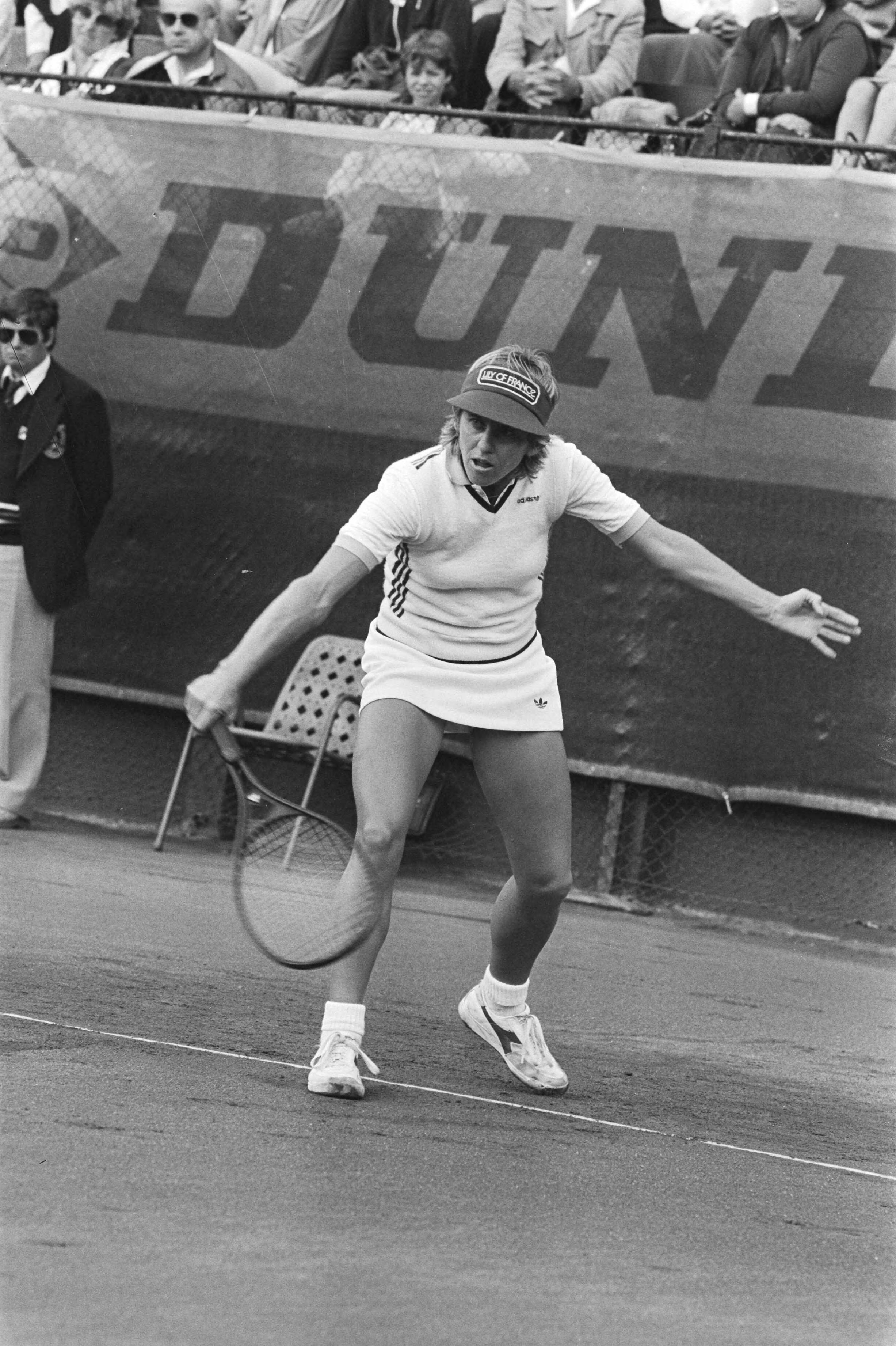 Fotocollectie Anefo — Nationale tenniskampioenschappen, Scheveningen; kampioene dames Astrid Suurbeek in aktie — Foto: Bogaerts, Rob / Anefo. Licentie: Set B: Rechtenvrij / Publiek Domein. Bron: Nationaal Archief. http://hdl.handle.net/10648/ad1c6ff0-d0b4-102d-bcf8-003048976d84