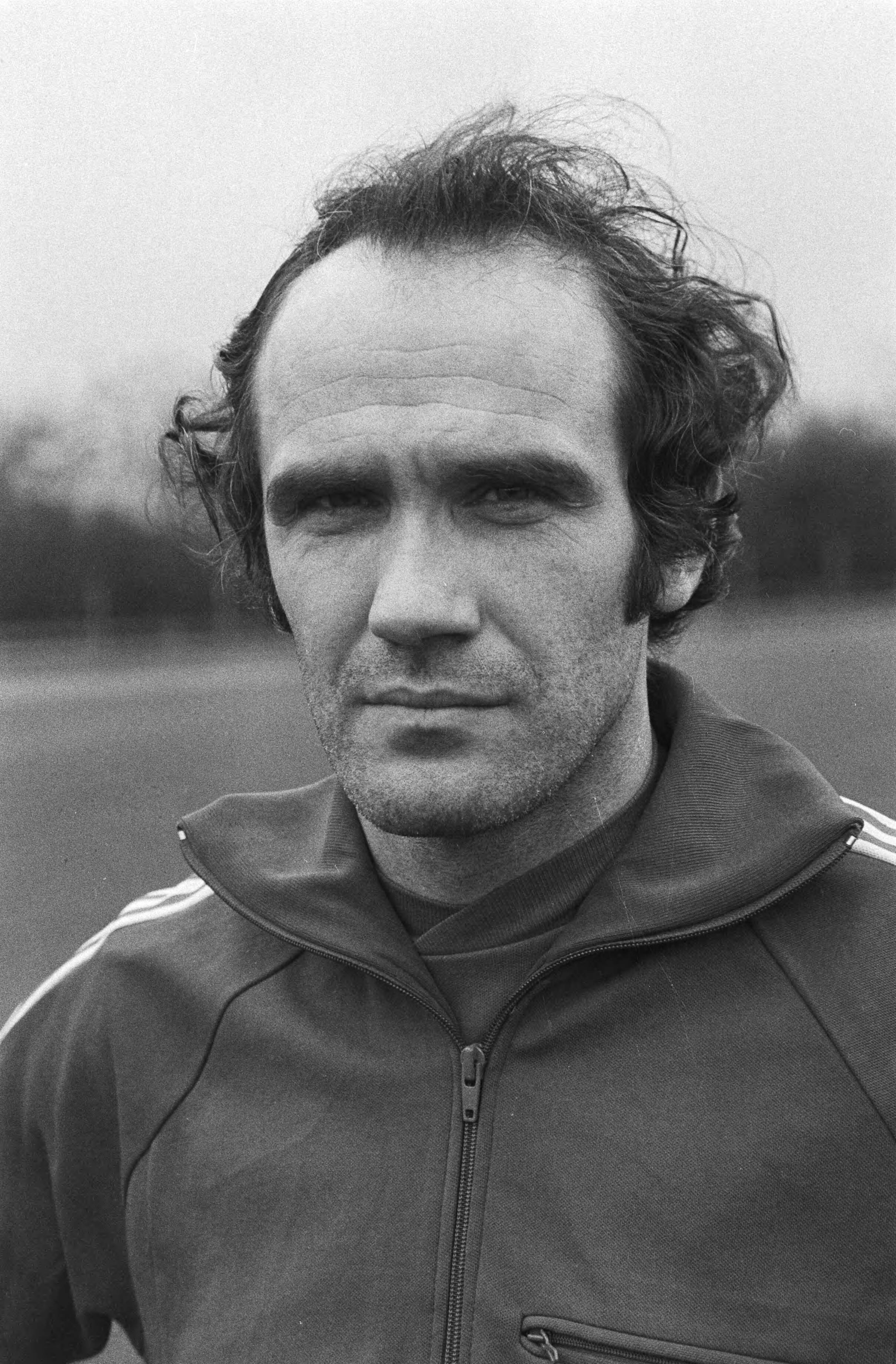 Fotocollectie Anefo — Training Belgisch nationale voetbalelftal in Mechelen voor de wedstrijd woensdag tegen Nederland (voorronde WK) Wilfried van Moer (sterspeler Belgie) — Foto: Dijk, Hans van / Anefo. Licentie: Set B: Rechtenvrij / Publiek Domein. Bron: Nationaal Archief. http://hdl.handle.net/10648/acedcdb2-d0b4-102d-bcf8-003048976d84