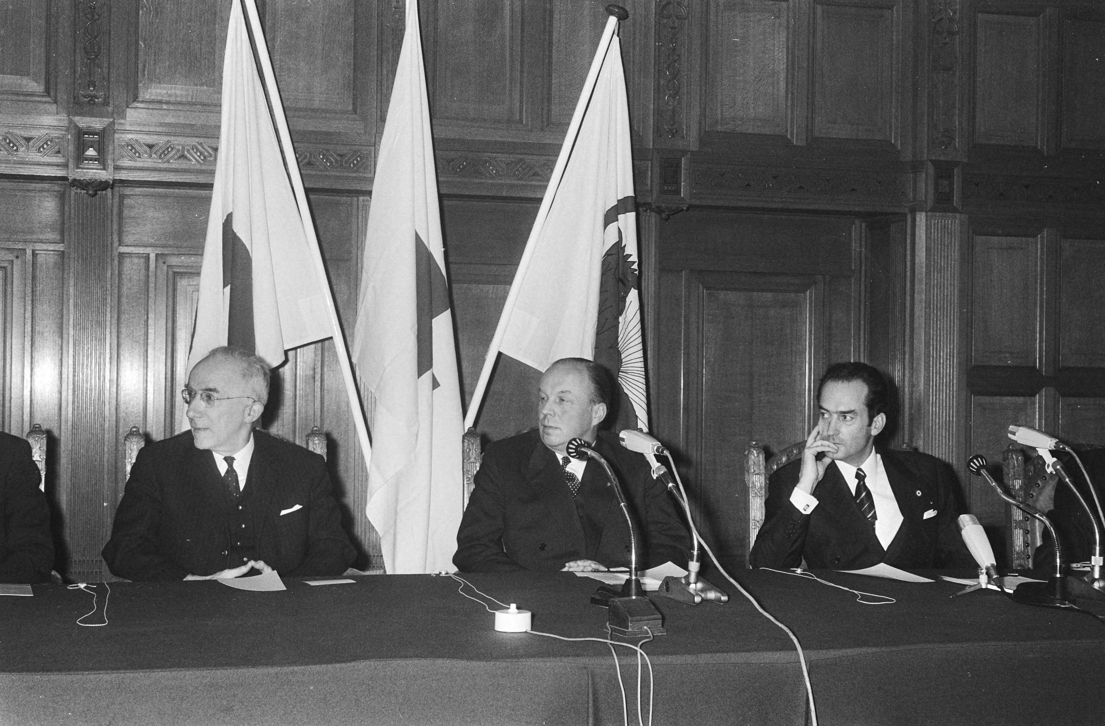 Fotocollectie Anefo — Zes-daags Congres van Internationale Rode Kruis over bescherming van slachtoffers van binnenlandse gewapende conflicten in Vredespaleis, Den Haag — Foto: Verhoeff, Bert / Anefo. Licentie: Set B: Rechtenvrij / Publiek Domein. Bron: Nationaal Archief. http://hdl.handle.net/10648/abb58bb0-d0b4-102d-bcf8-003048976d84