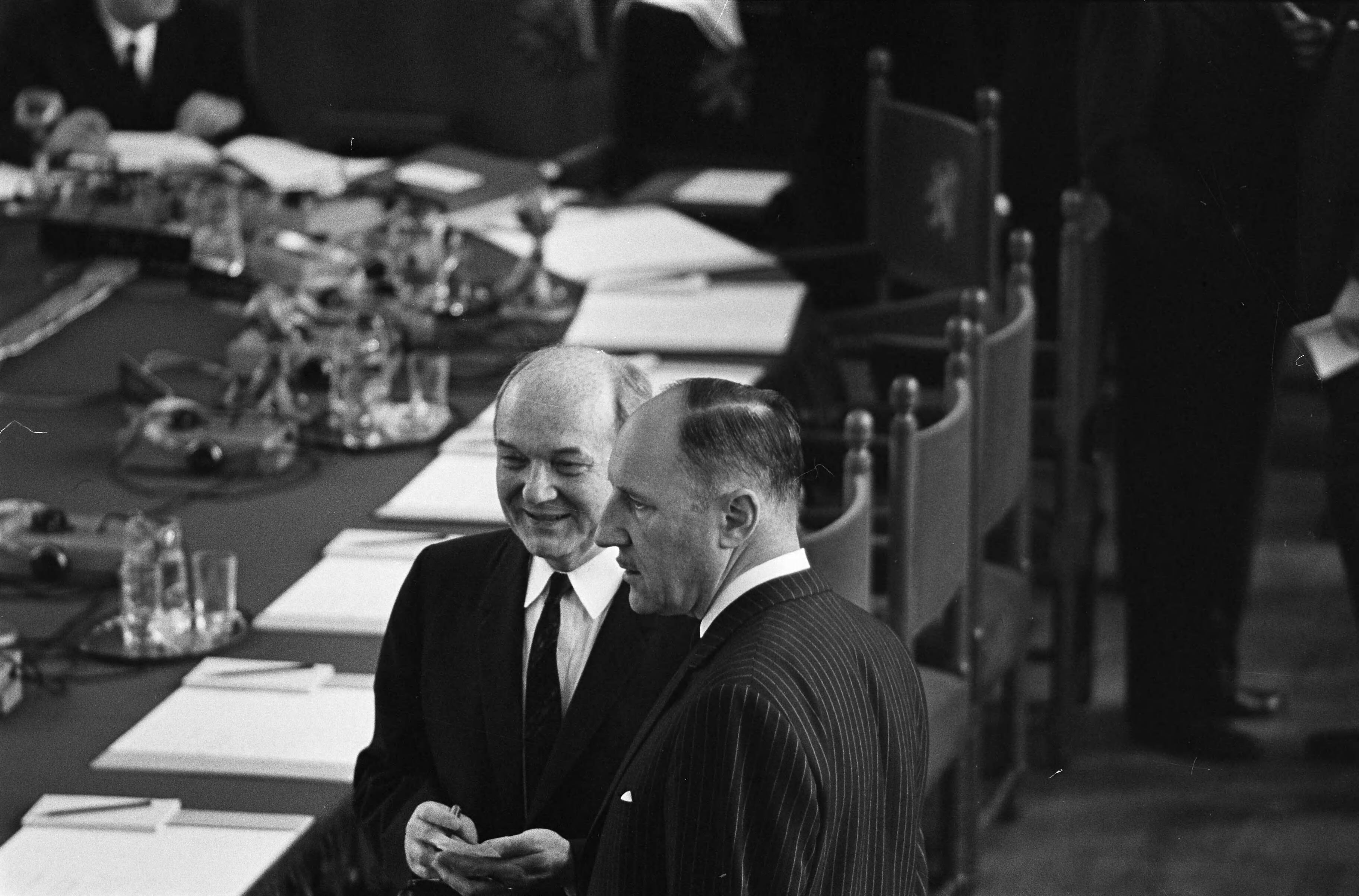 Fotocollectie Anefo — Opening NATO conferentie te Den Haag , nr. 9, 10 Dean Rusk en Luns — Foto: Pot, Harry / Anefo. Licentie: Set B: Rechtenvrij / Publiek Domein. Bron: Nationaal Archief. http://hdl.handle.net/10648/aa68e4f0-d0b4-102d-bcf8-003048976d84