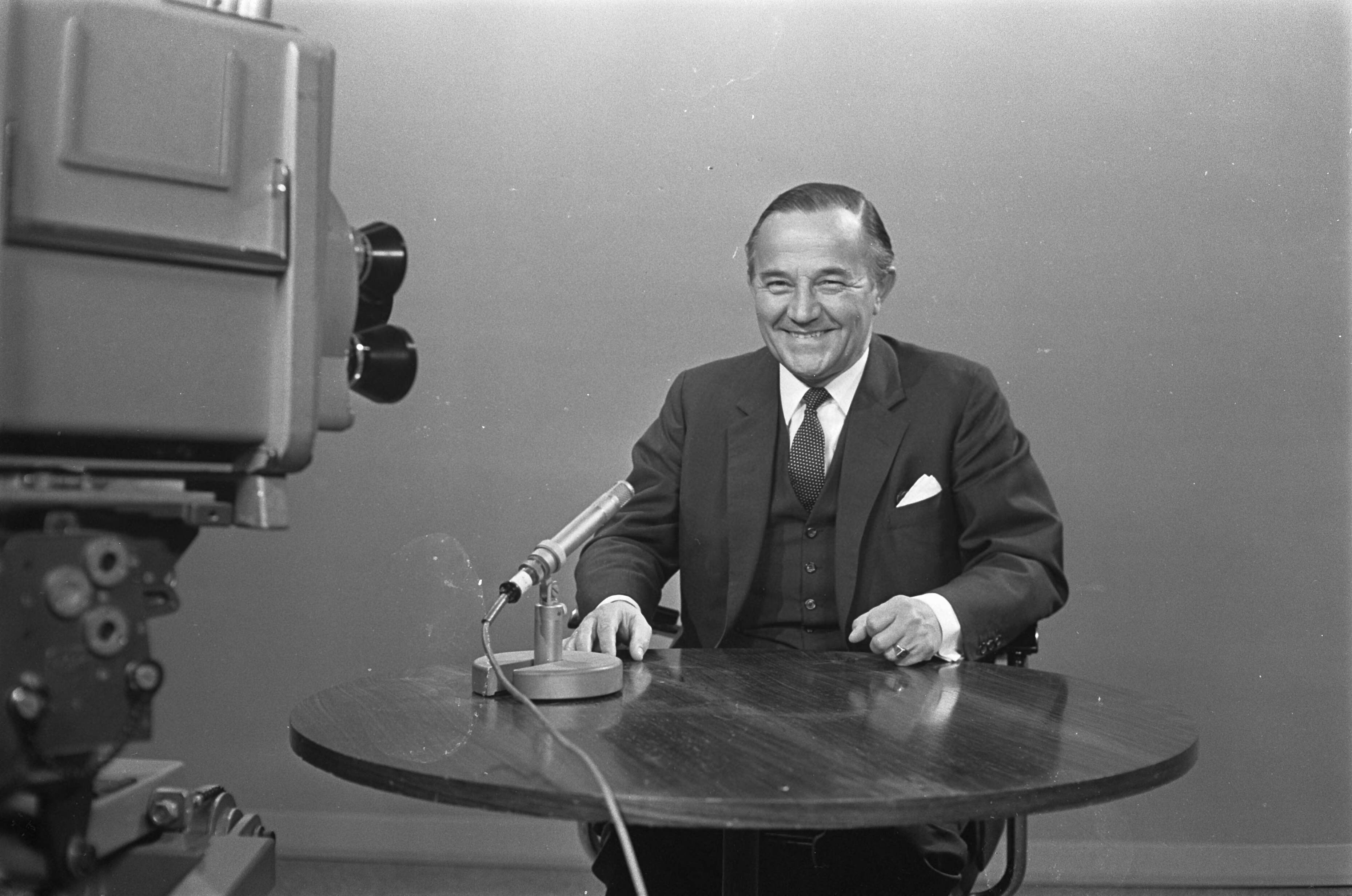 Fotocollectie Anefo — Prinses Margriet heeft zoon. Premier de Jong in de TV-studio in Den Haag — Foto: Behrens, Herbert F. / Anefo. Licentie: Set B: Rechtenvrij / Publiek Domein. Bron: Nationaal Archief. http://hdl.handle.net/10648/ab3d3390-d0b4-102d-bcf8-003048976d84