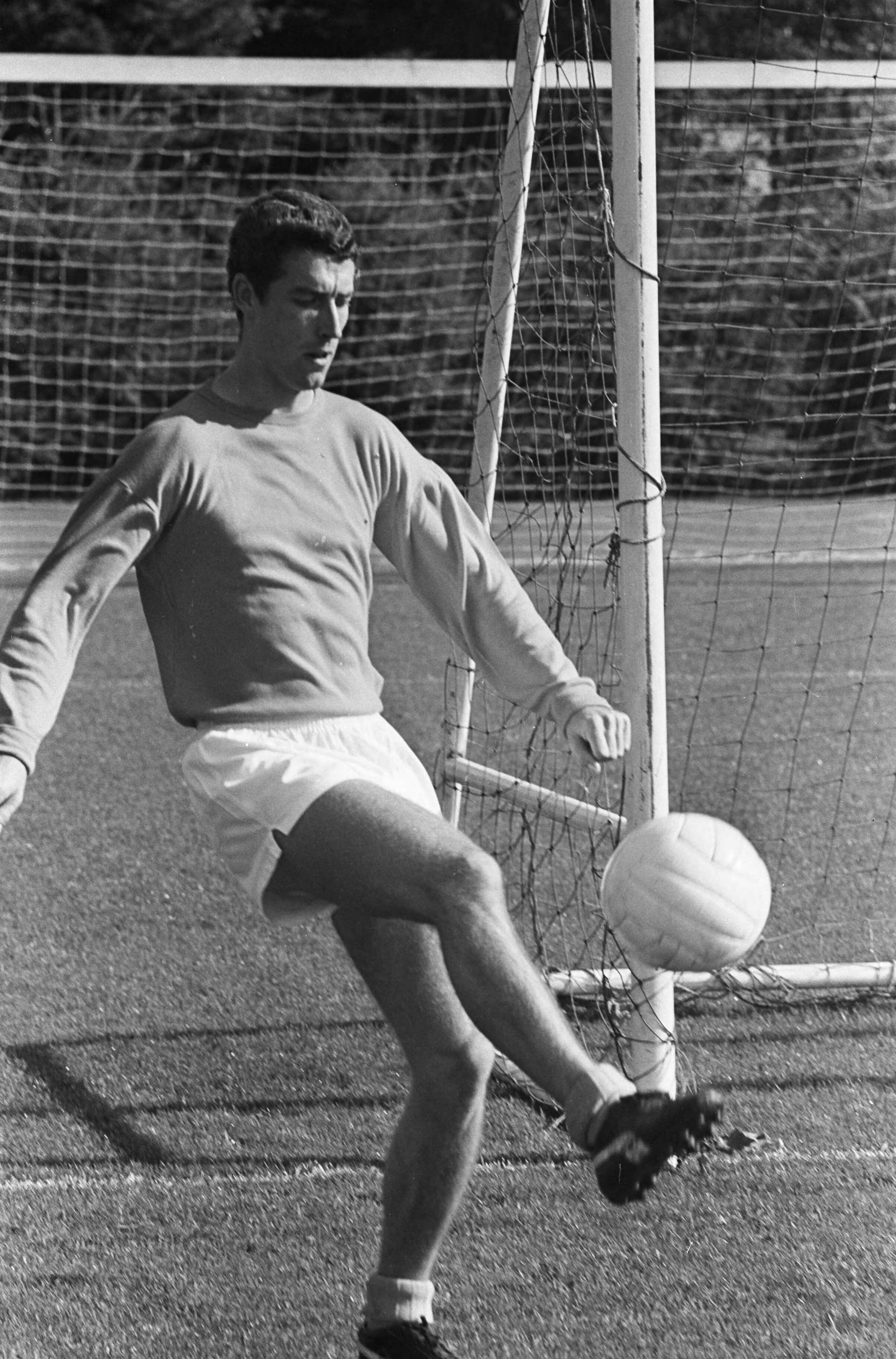 Fotocollectie Anefo — Training Nederlands elftal te Zeist. Nummer 11 Warnas tijdens training — Foto: Nijs, Jac. de / Anefo. Licentie: Set B: Rechtenvrij / Publiek Domein. Bron: Nationaal Archief. http://hdl.handle.net/10648/ab289340-d0b4-102d-bcf8-003048976d84