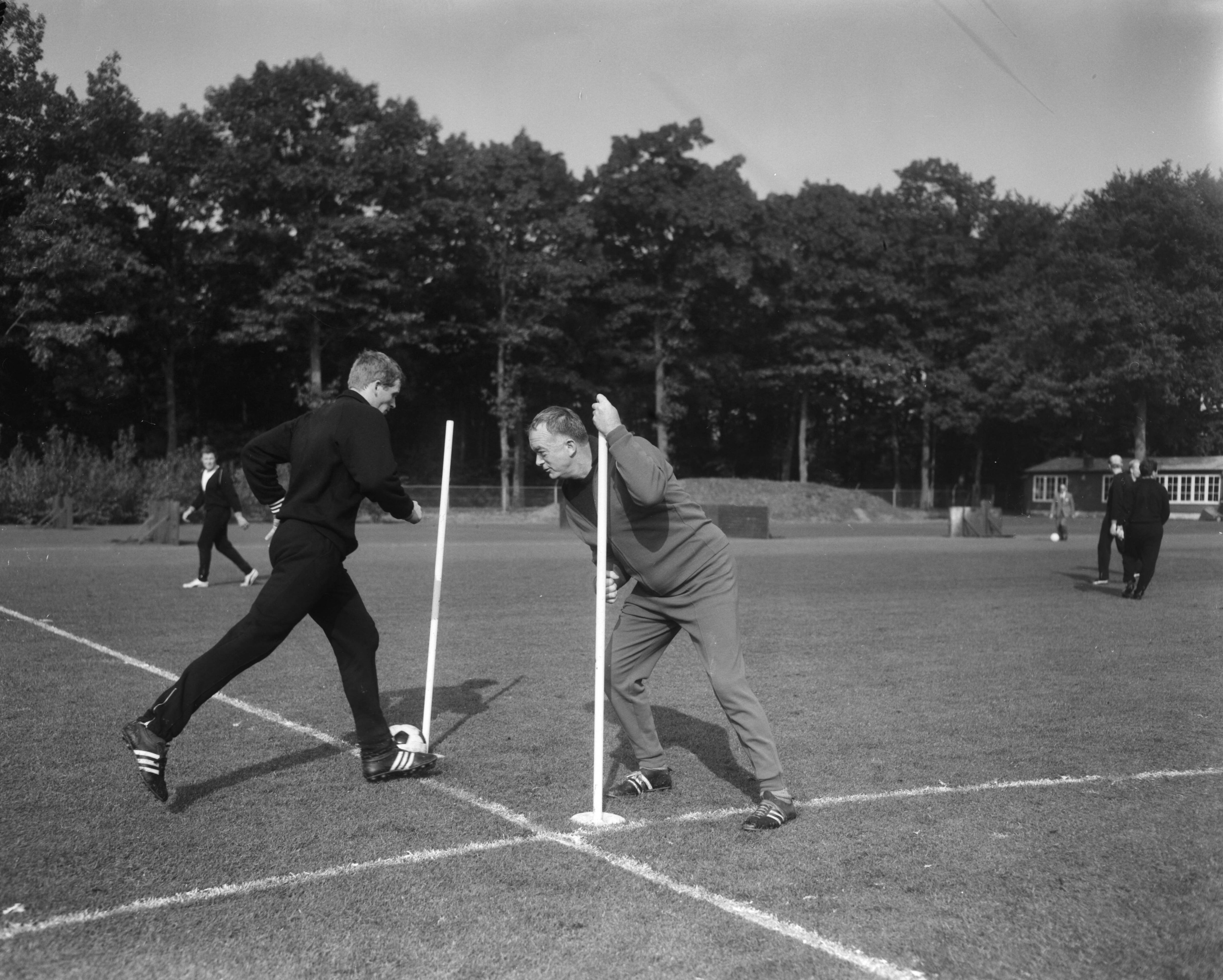 Training van het Nederlands elftal op het sportcentrum van de KNVB te Zeist — Trainer Denis Neville neemt Piet Keizer onder handen — Foto: Bilsen, Joop van / Anefo. Licentie: Set B: Rechtenvrij / Publiek Domein. Bron: Nationaal Archief. http://hdl.handle.net/10648/aac62de0-d0b4-102d-bcf8-003048976d84