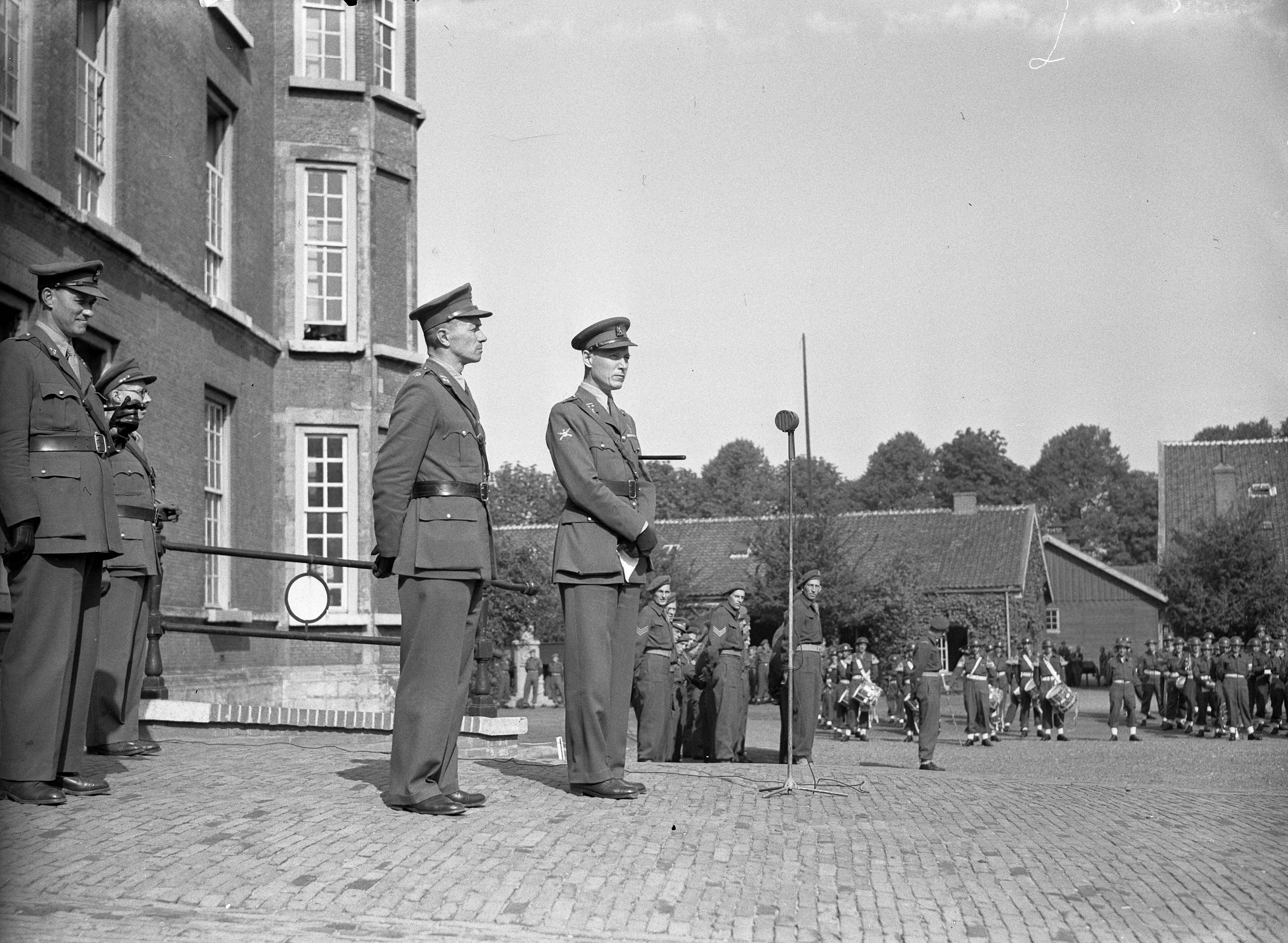 Fotocollectie Anefo — Afscheidsparade opleidingscursus Reserve-officieren Breda. Defilé bij het kasteel van Breda (KMA) — Foto: Wisman, Bram / Anefo. Licentie: Set B: Rechtenvrij / Publiek Domein. Bron: Nationaal Archief. http://hdl.handle.net/10648/a8ad0470-d0b4-102d-bcf8-003048976d84