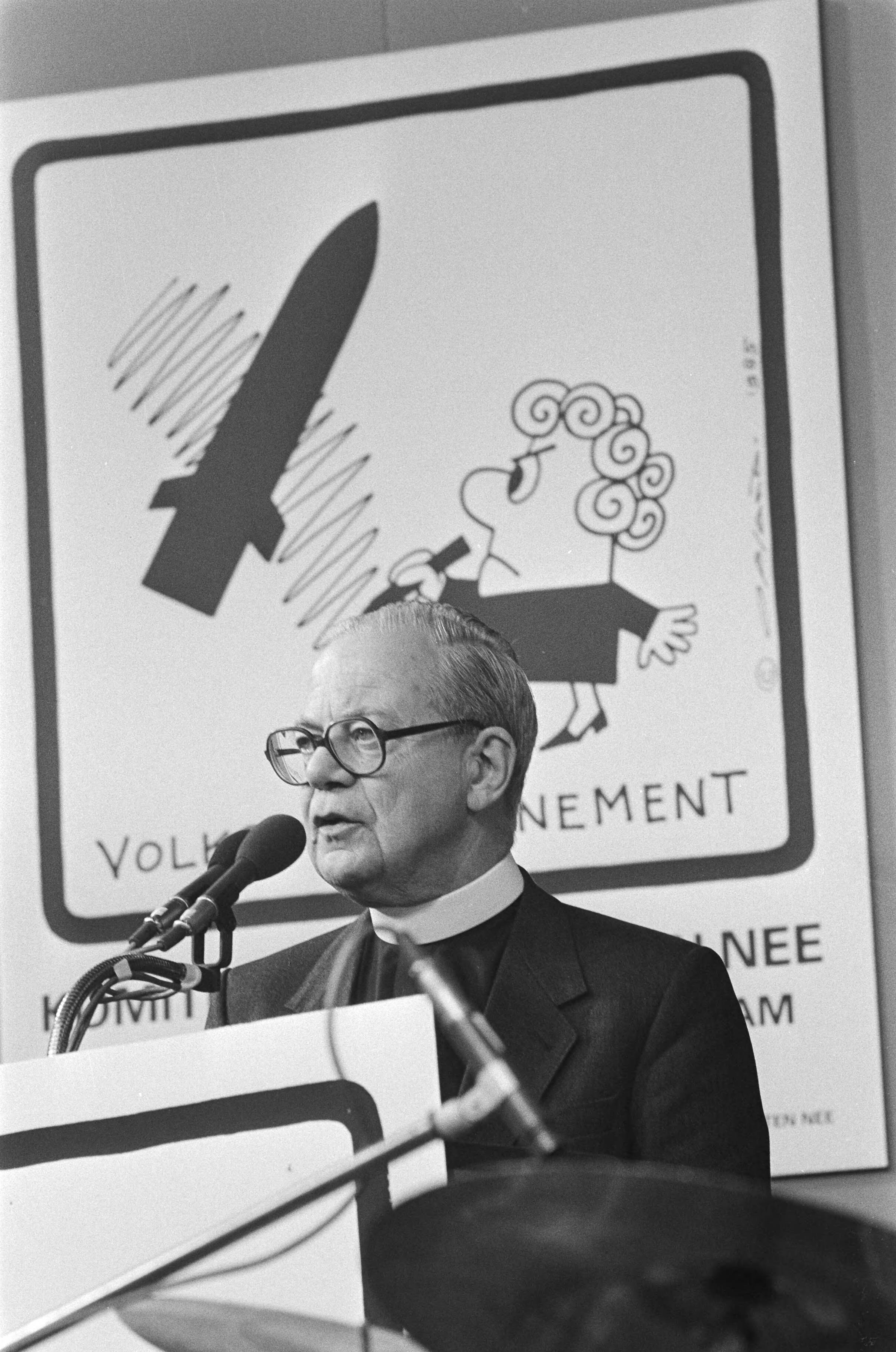 Fotocollectie Anefo — Slotmanifestatie volkspetitionnement in Den Haag ; bisschop Ernst spreekt — Foto: Croes, Rob C. / Anefo. Licentie: Set B: Rechtenvrij / Publiek Domein. Bron: Nationaal Archief. http://hdl.handle.net/10648/ad4bffea-d0b4-102d-bcf8-003048976d84